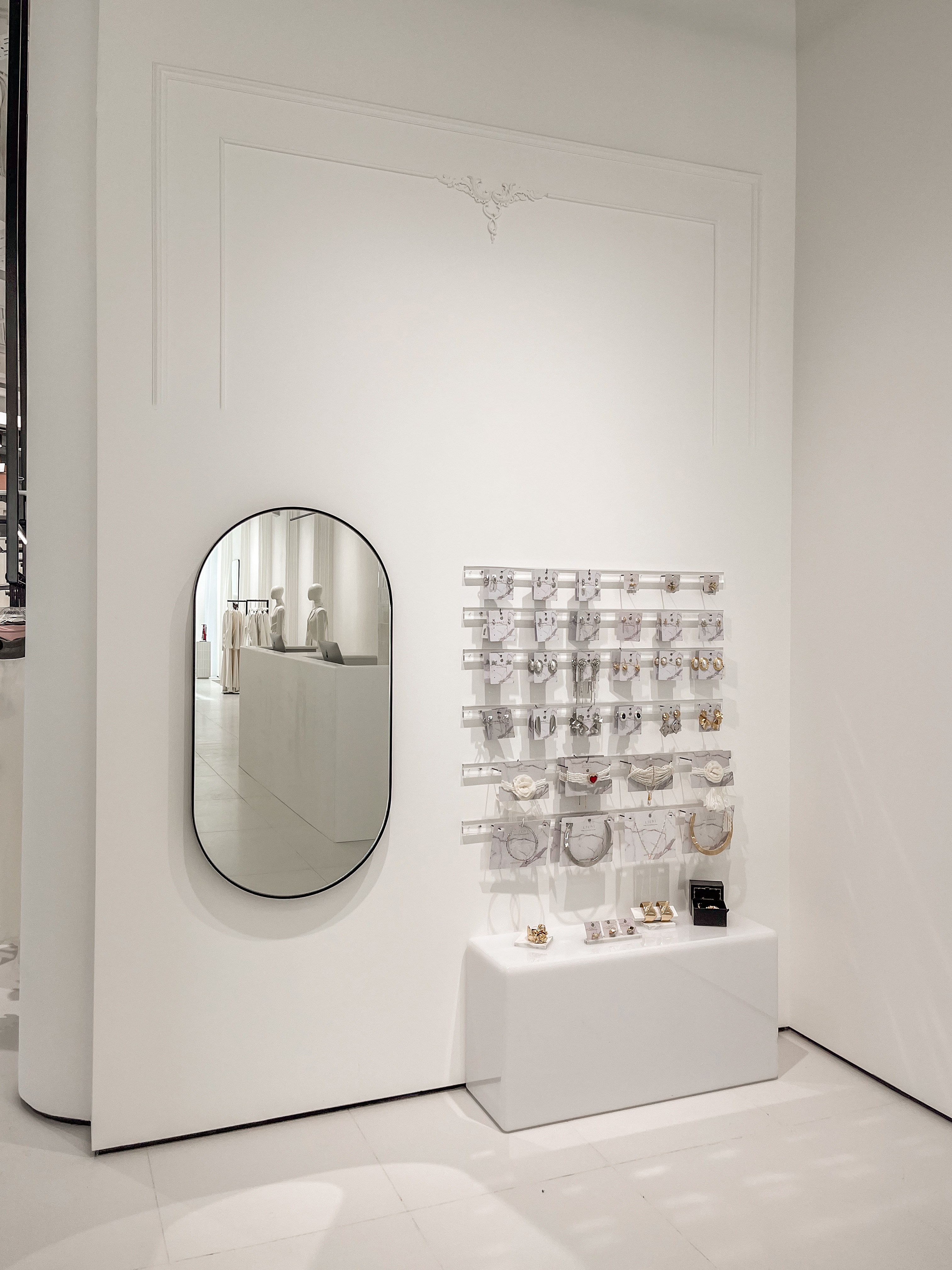 Lichi Stores - Large windows framed by light, semi-transparent curtains create the magic of natural light — soft, alive, and sincere. The mannequins are more than display pieces; they are art objects boldly declaring: fashion is a new form of contemporary art.