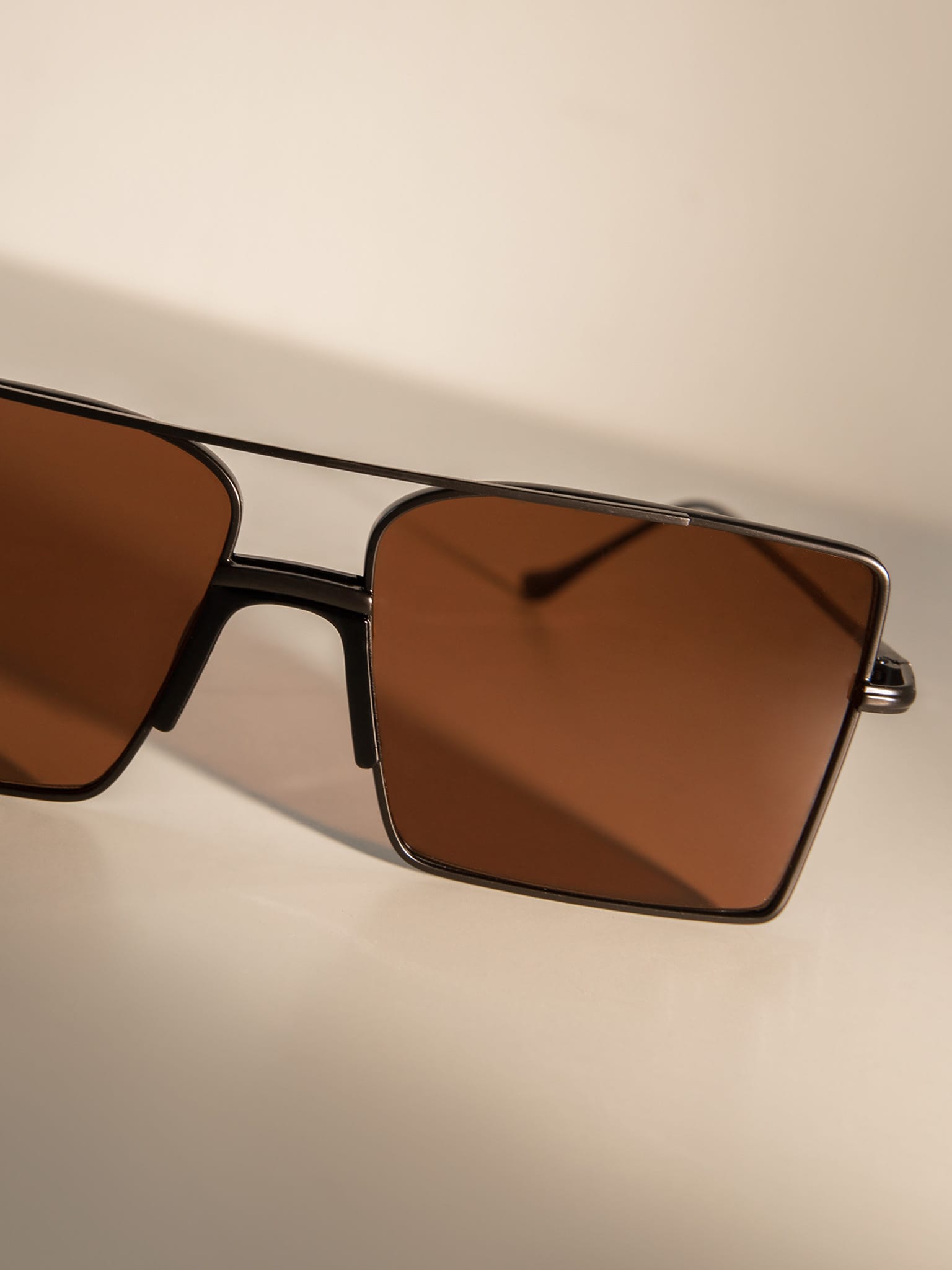 Солнцезащитные очки в металлической оправе