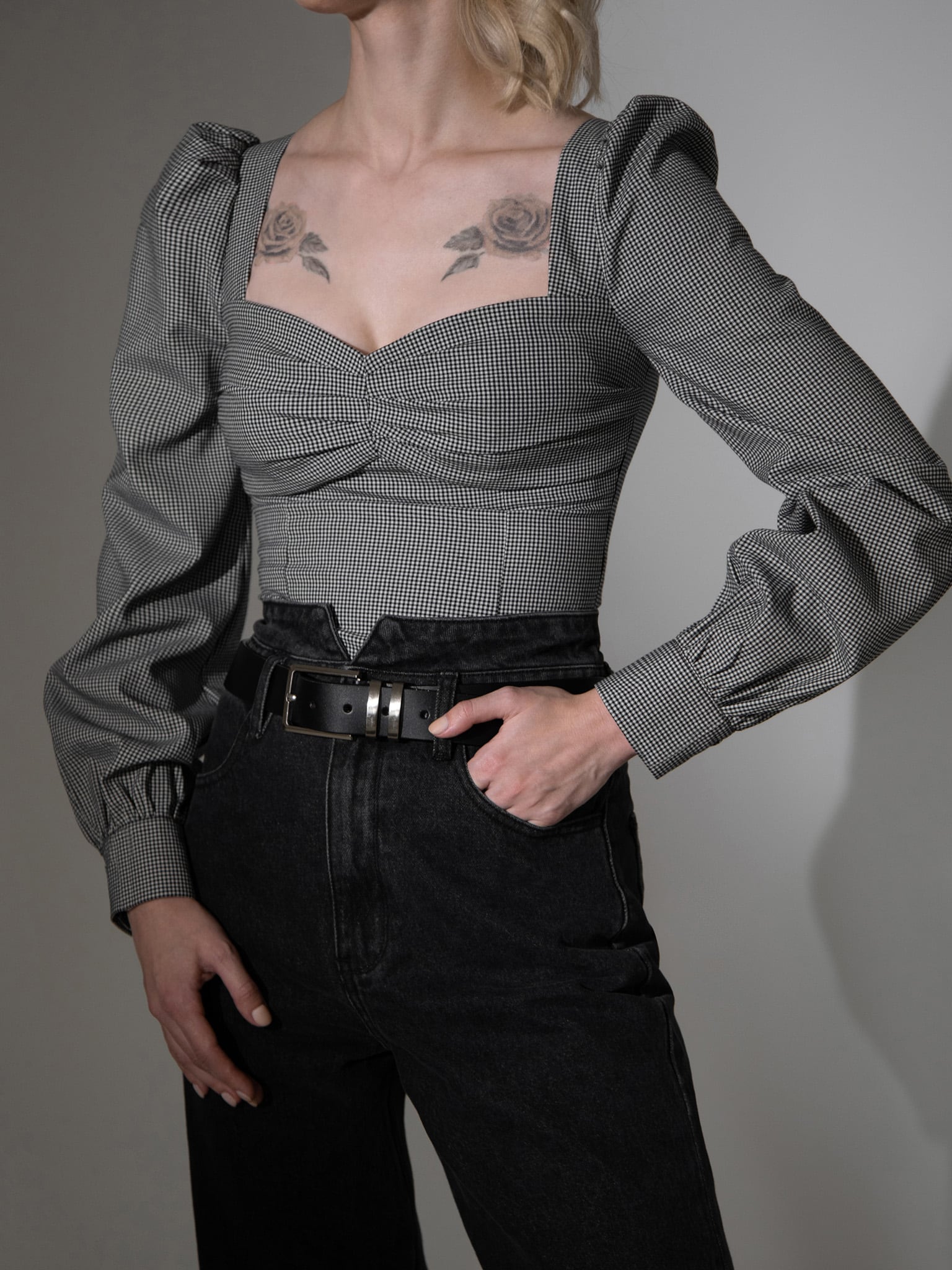 Блуза с фигурным вырезом и бантом на спинке