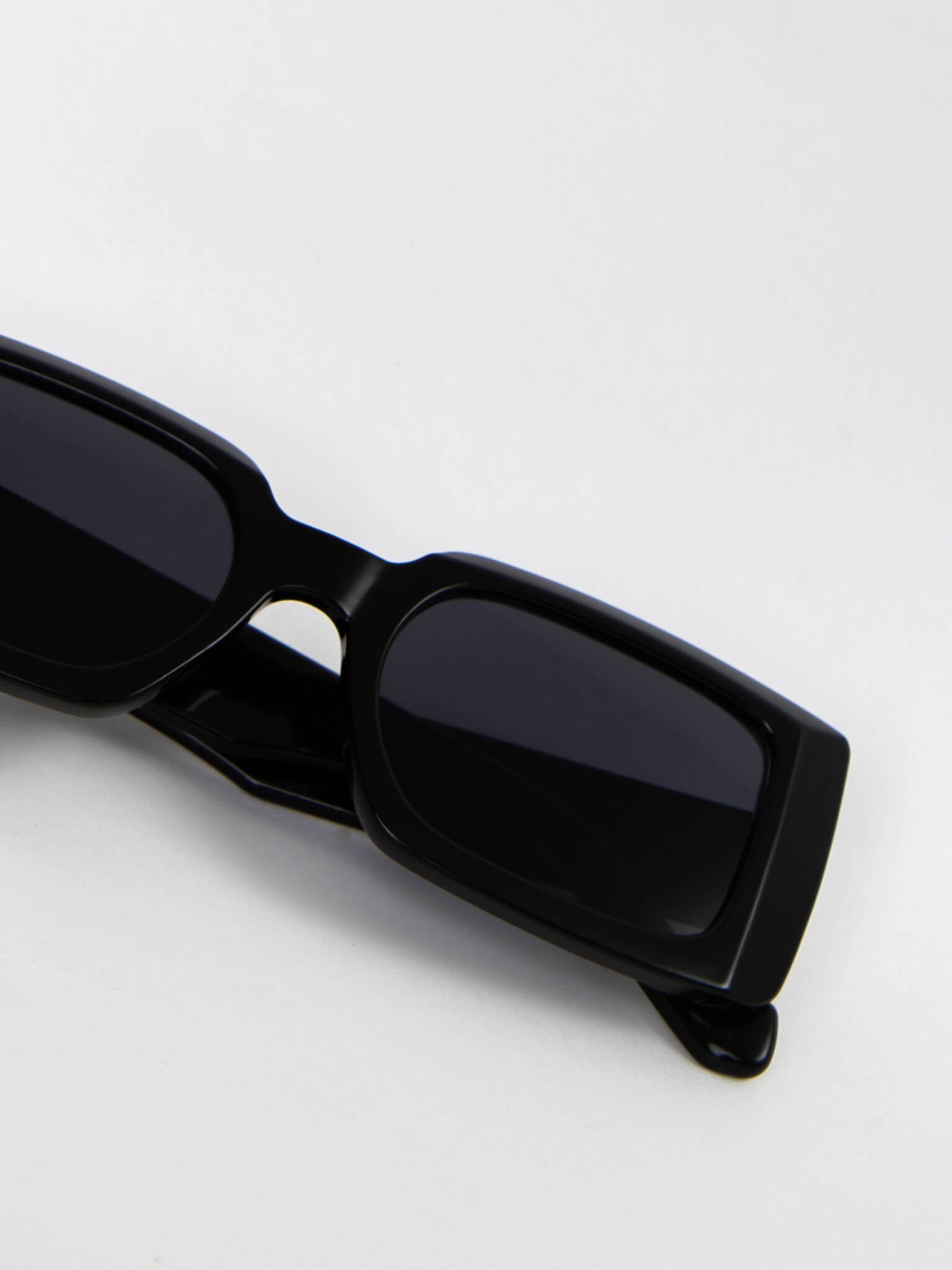 Sonnenbrille mit schmalem rechteckigem Rahmen