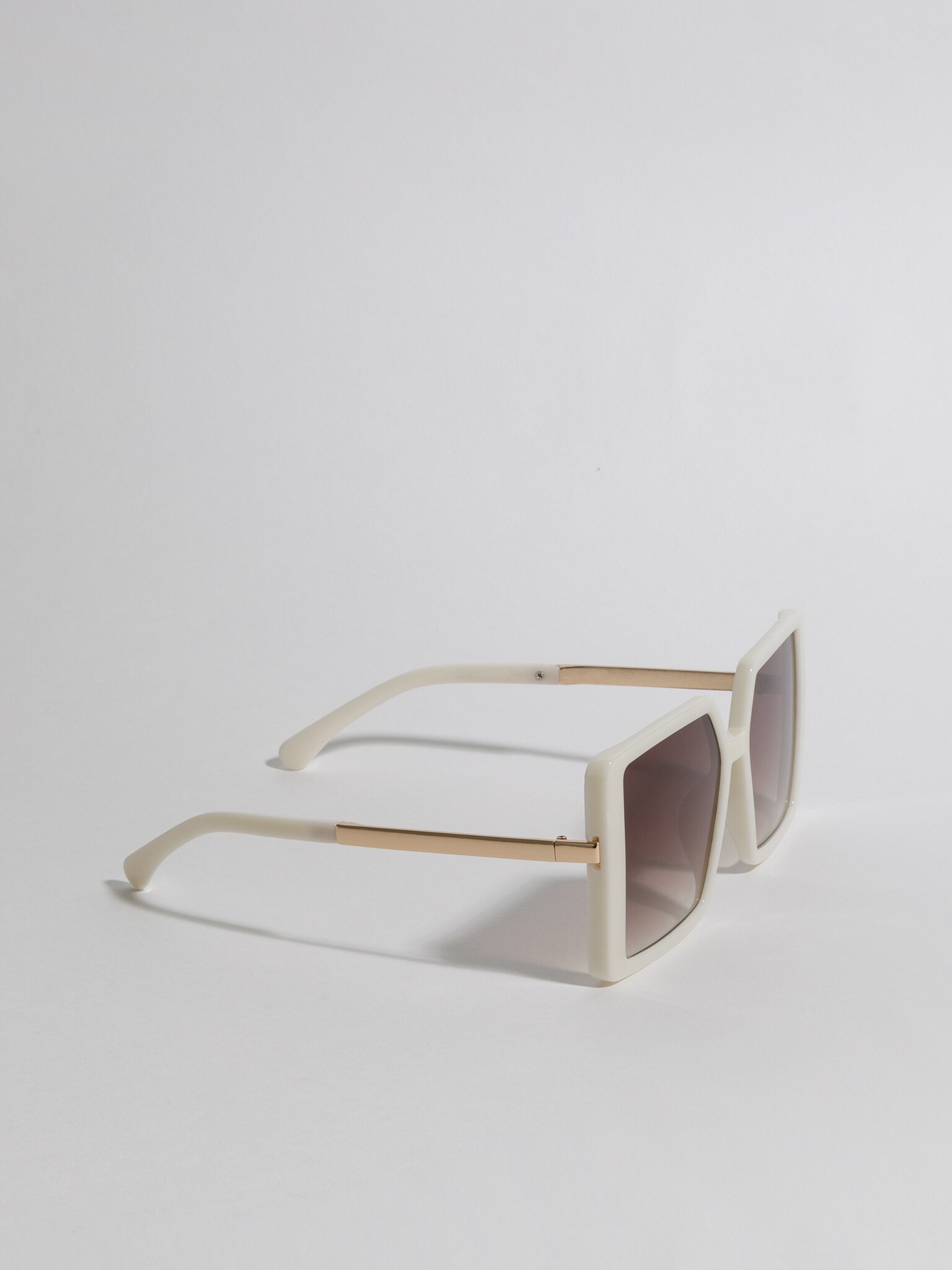 Квадратные очки с металлическими вставками