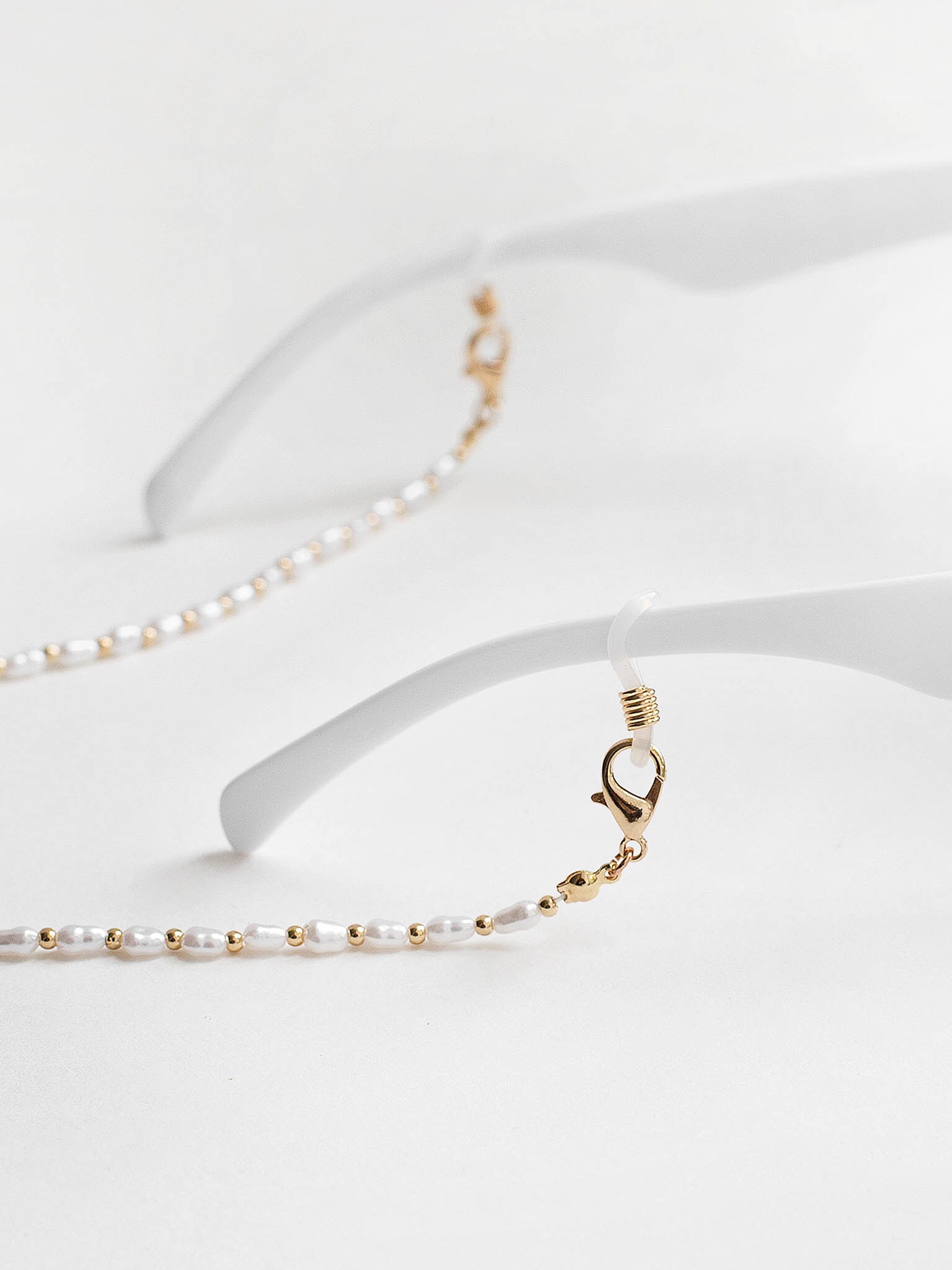 LICHI Online fashion store Dainty pearl sunglasses chain