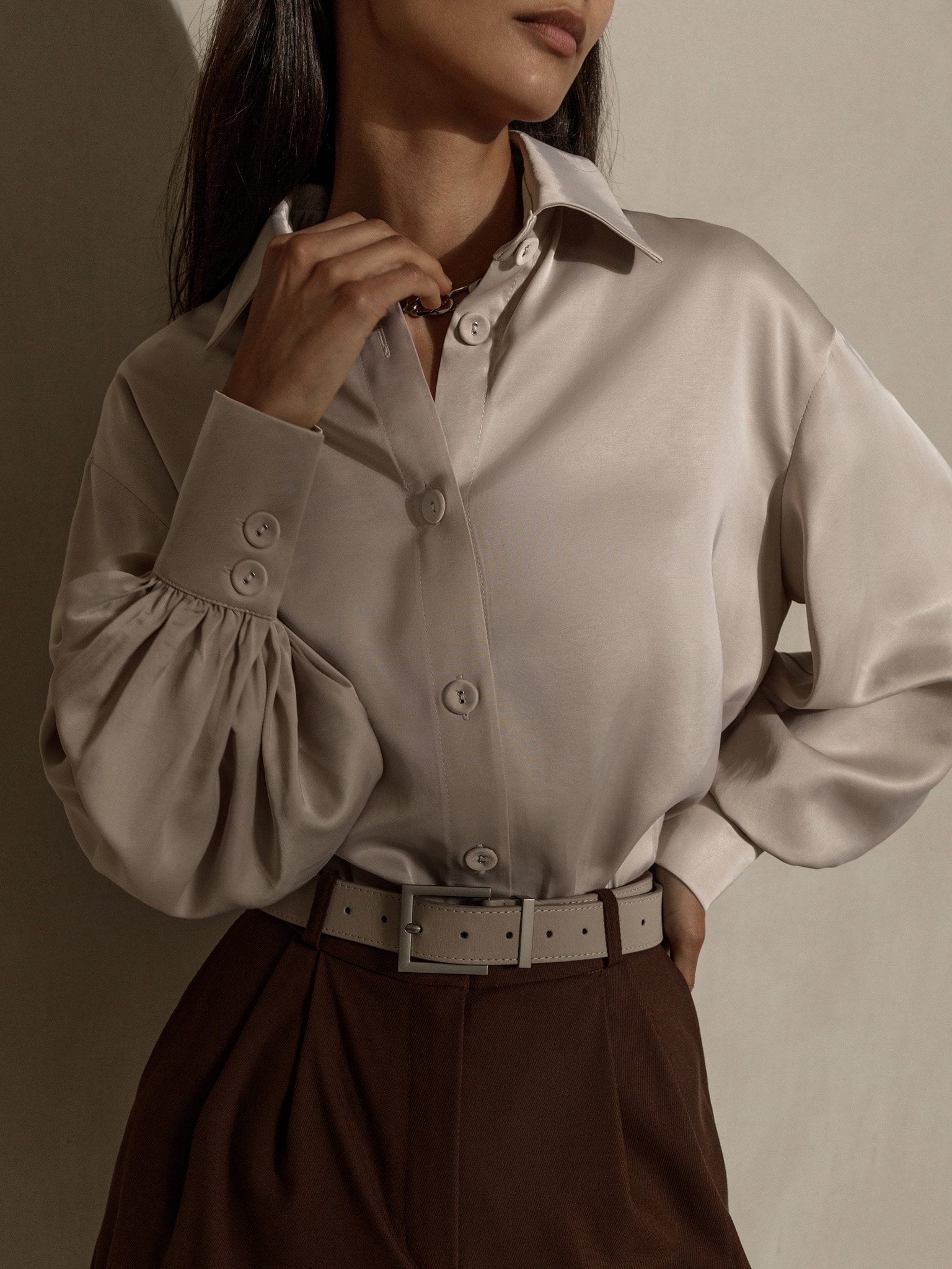 Свободная атласная блуза с объемными рукавами