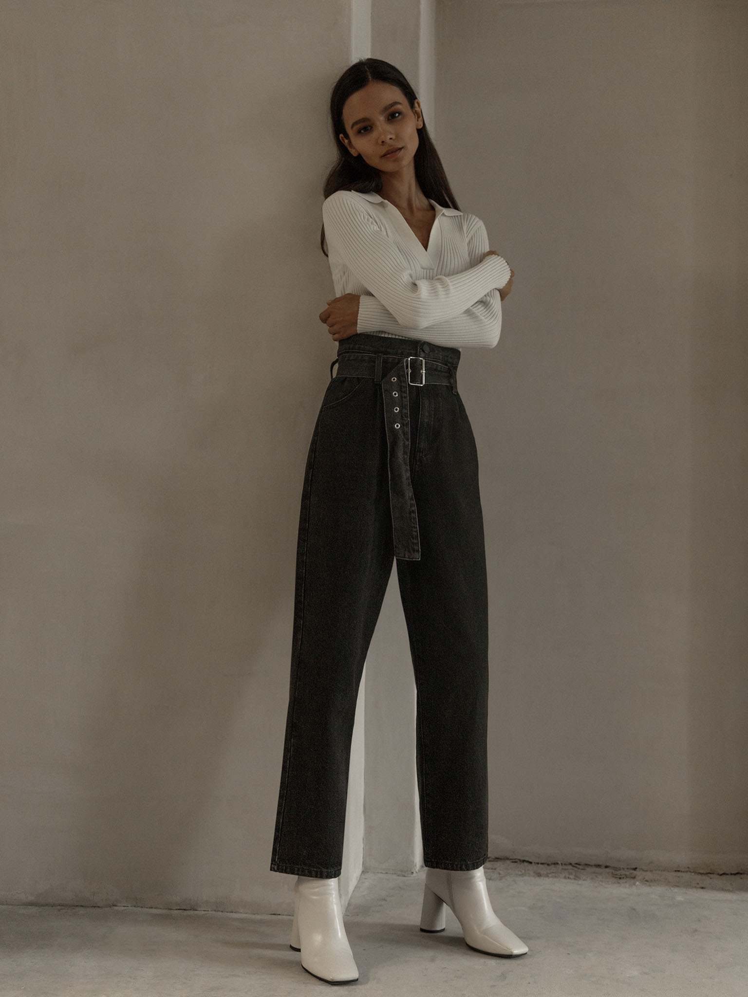 High-rise straight-leg jeans :: LICHI - Online fashion store