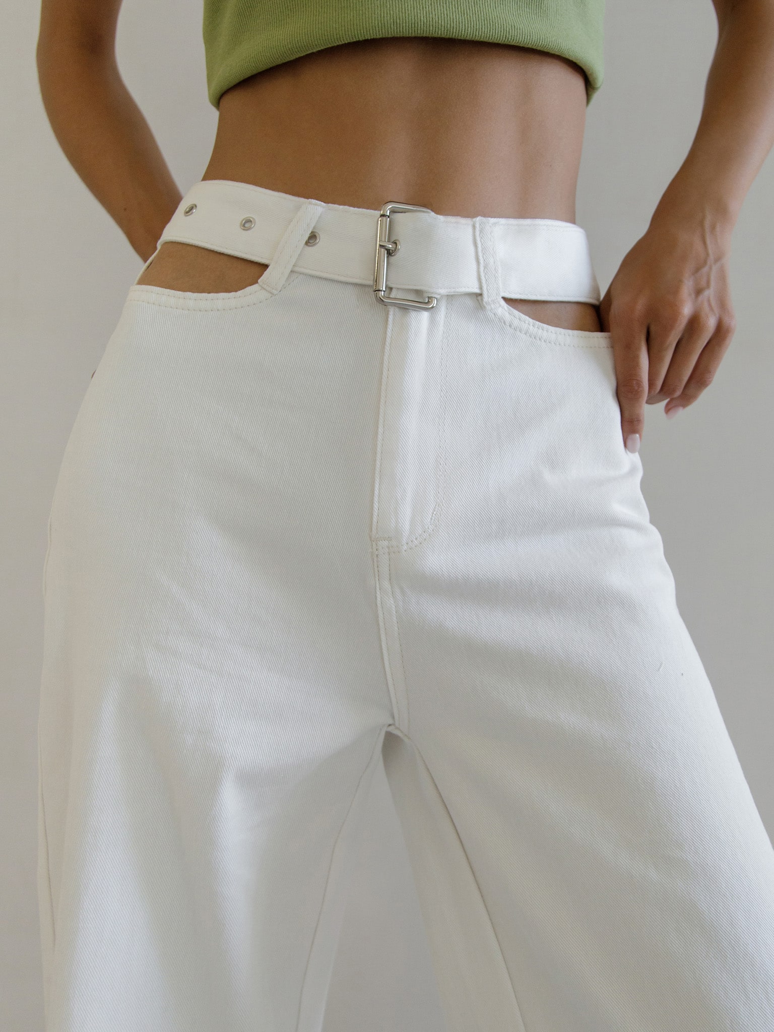 Weite Jeans mit Cut-Out-Detail und Gürtel