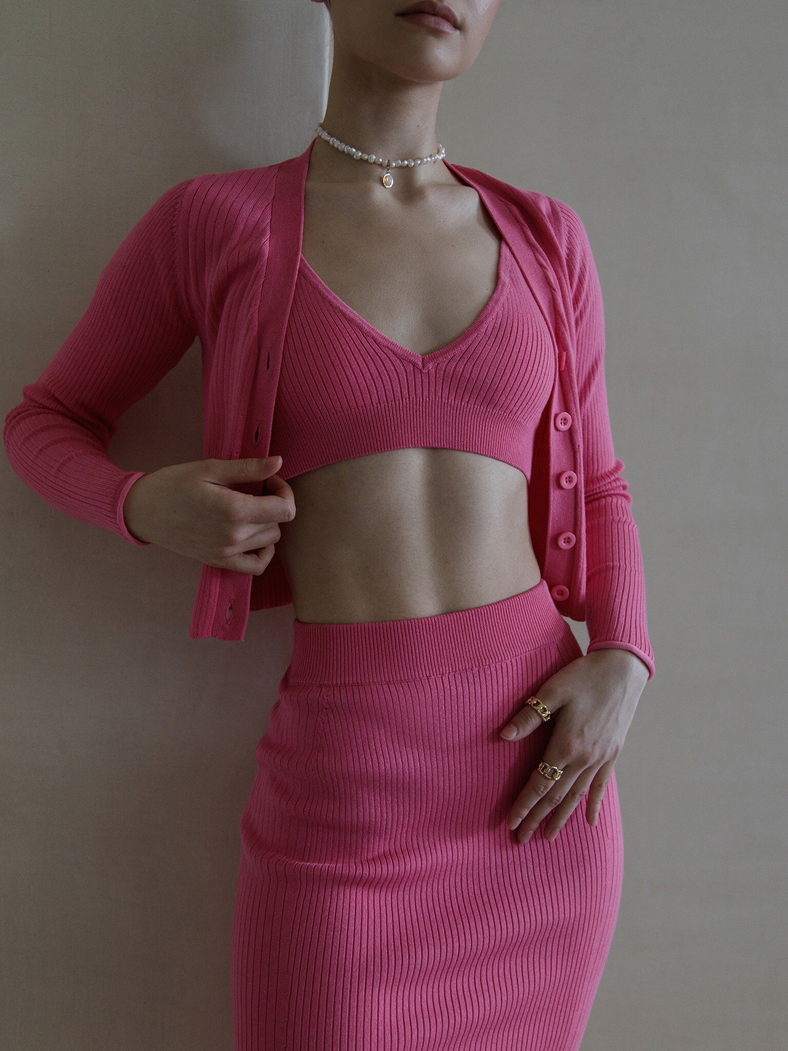 Schmal geschnittene Strickjacke aus Rippstrick