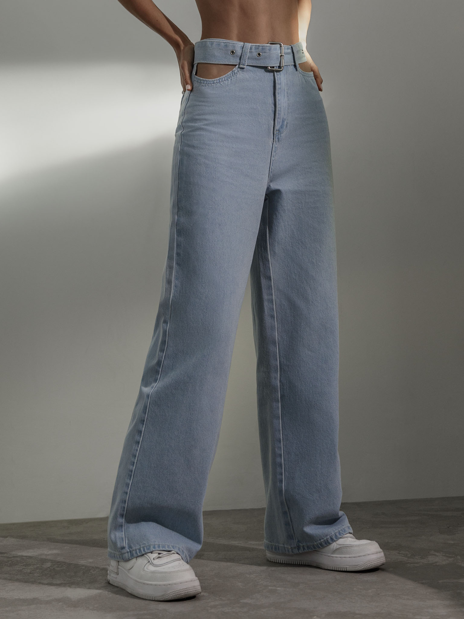 Свободные джинсы с вырезами по бокам и ремнем