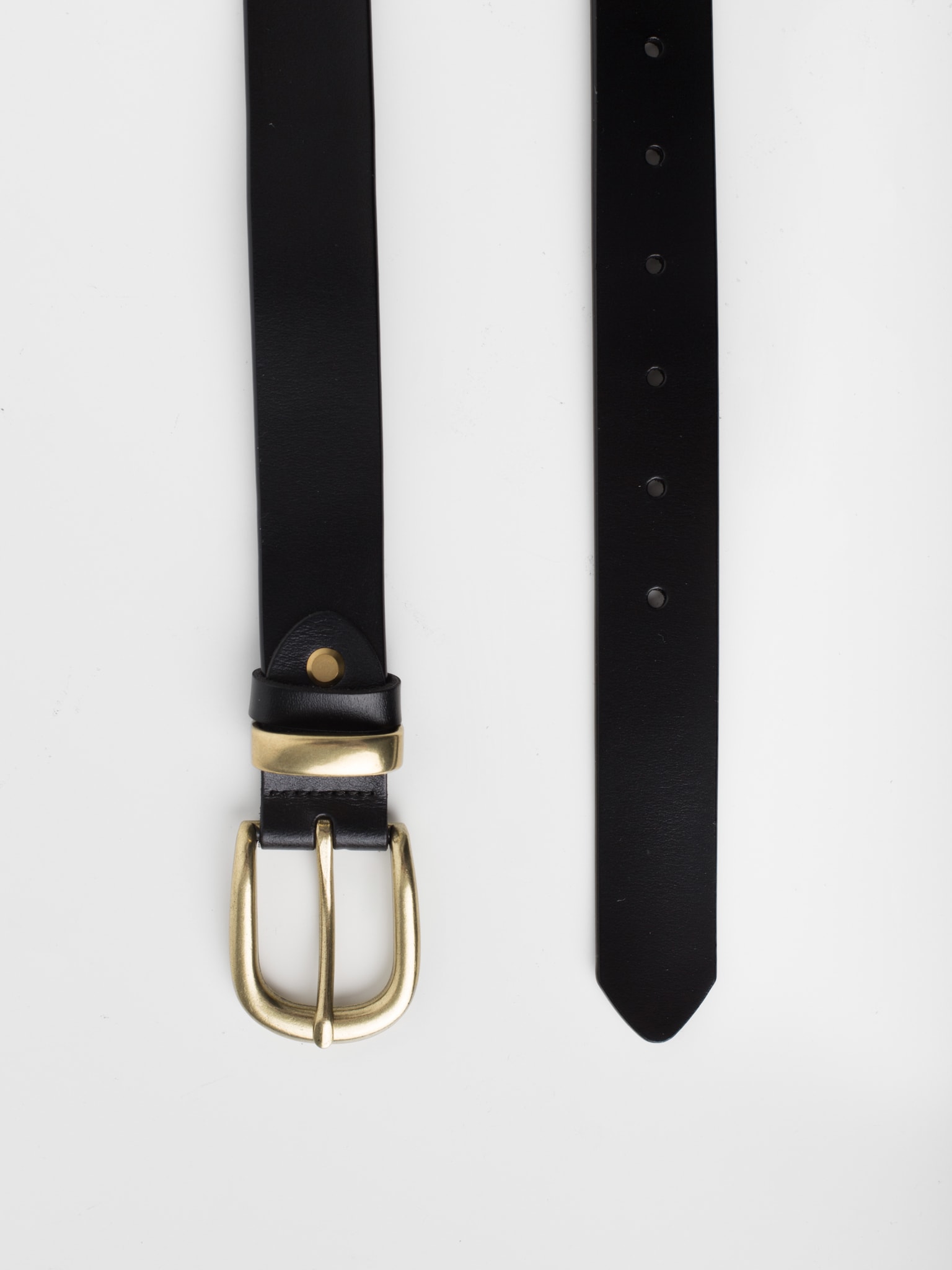 Oval-buckle leather belt