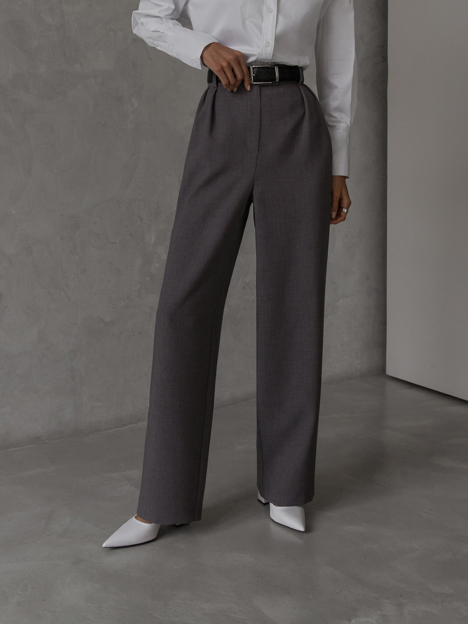 Pleated wide-leg pants