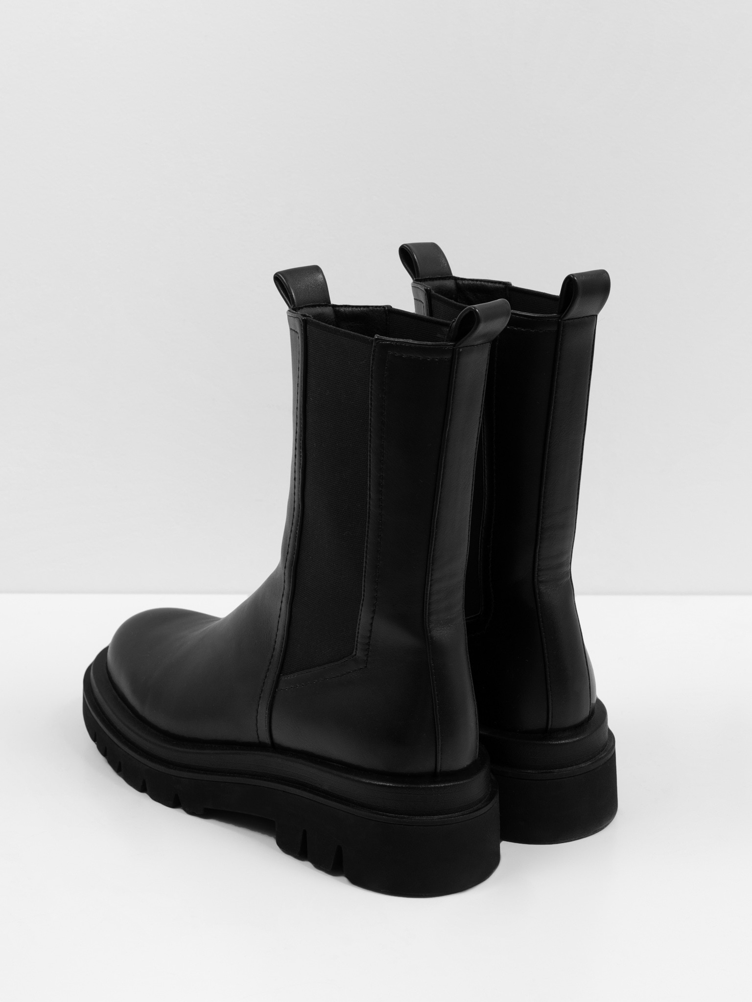 Mid-height platform chelsea boots :: LICHI - Online fashion store