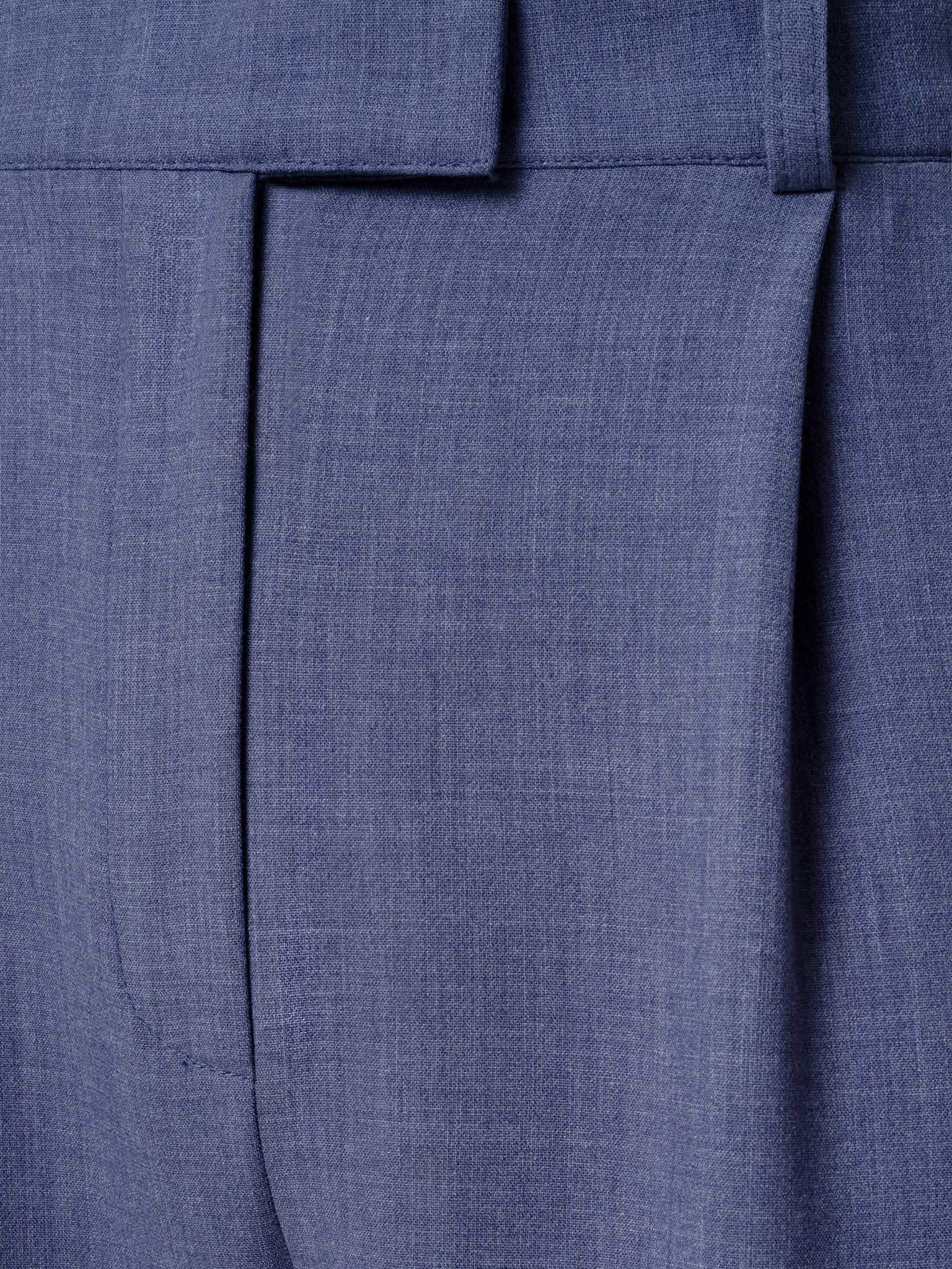 Свободные брюки из костюмной ткани с защипами на талии