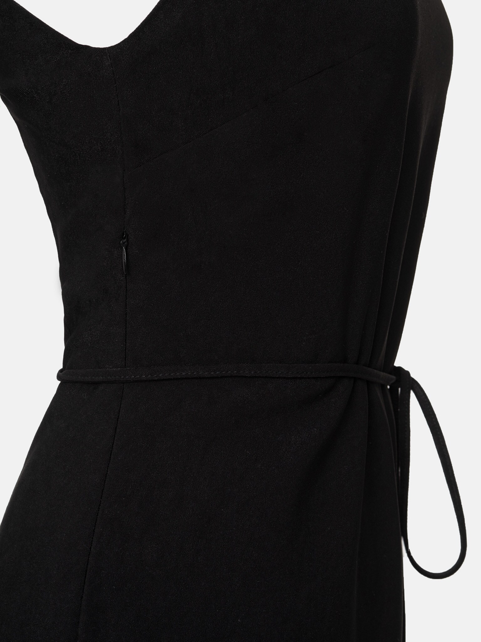 Midikleid mit schmalen Trägern und Bindegürtel