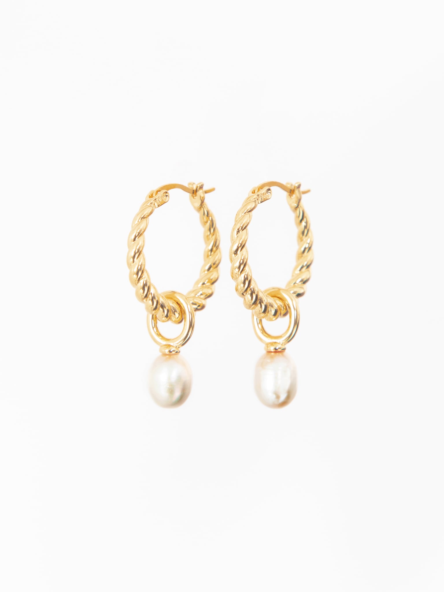 Vintage-style pearl earrings