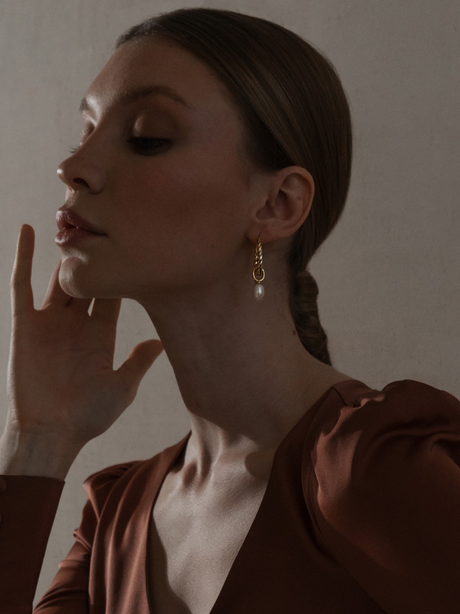 Vintage-style pearl earrings