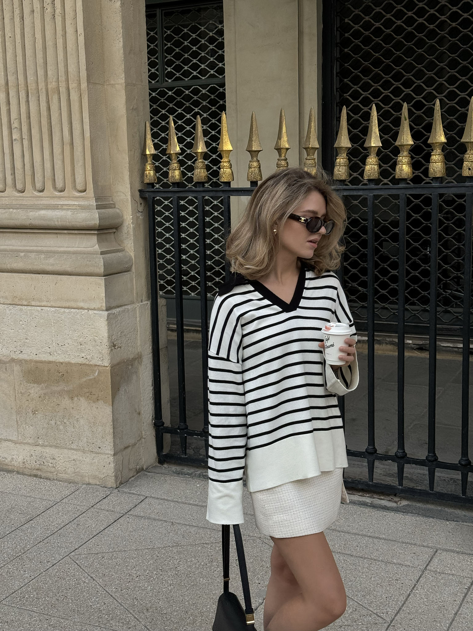 Contrasting-collar oversized sweater