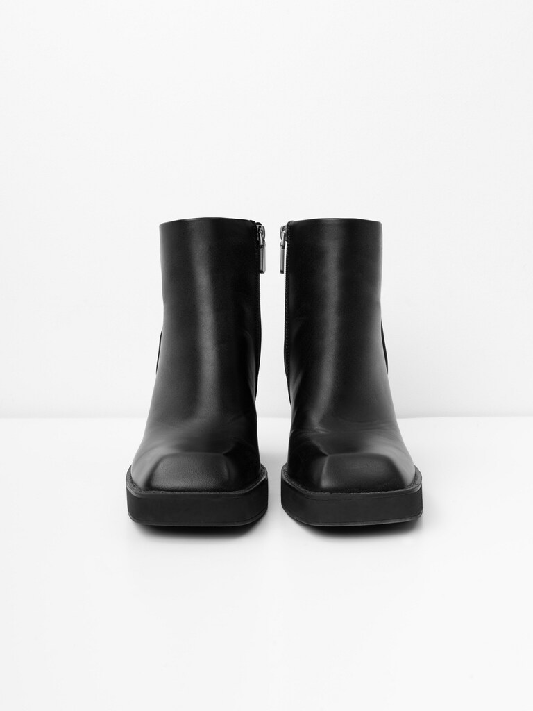 Pointed-toe ankle boots :: LICHI - Online fashion store