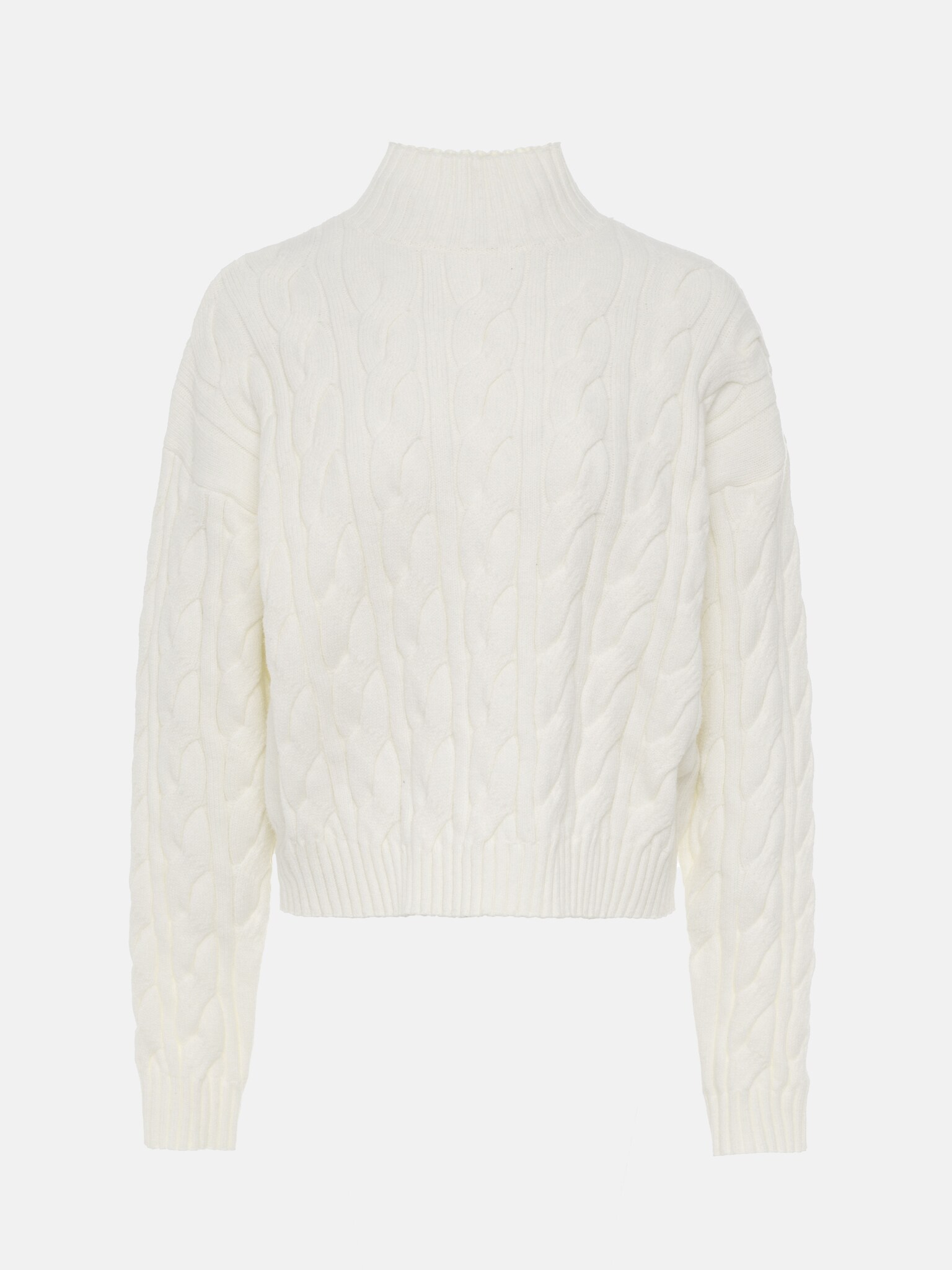 Свободный свитер вязки косами с высоким воротником