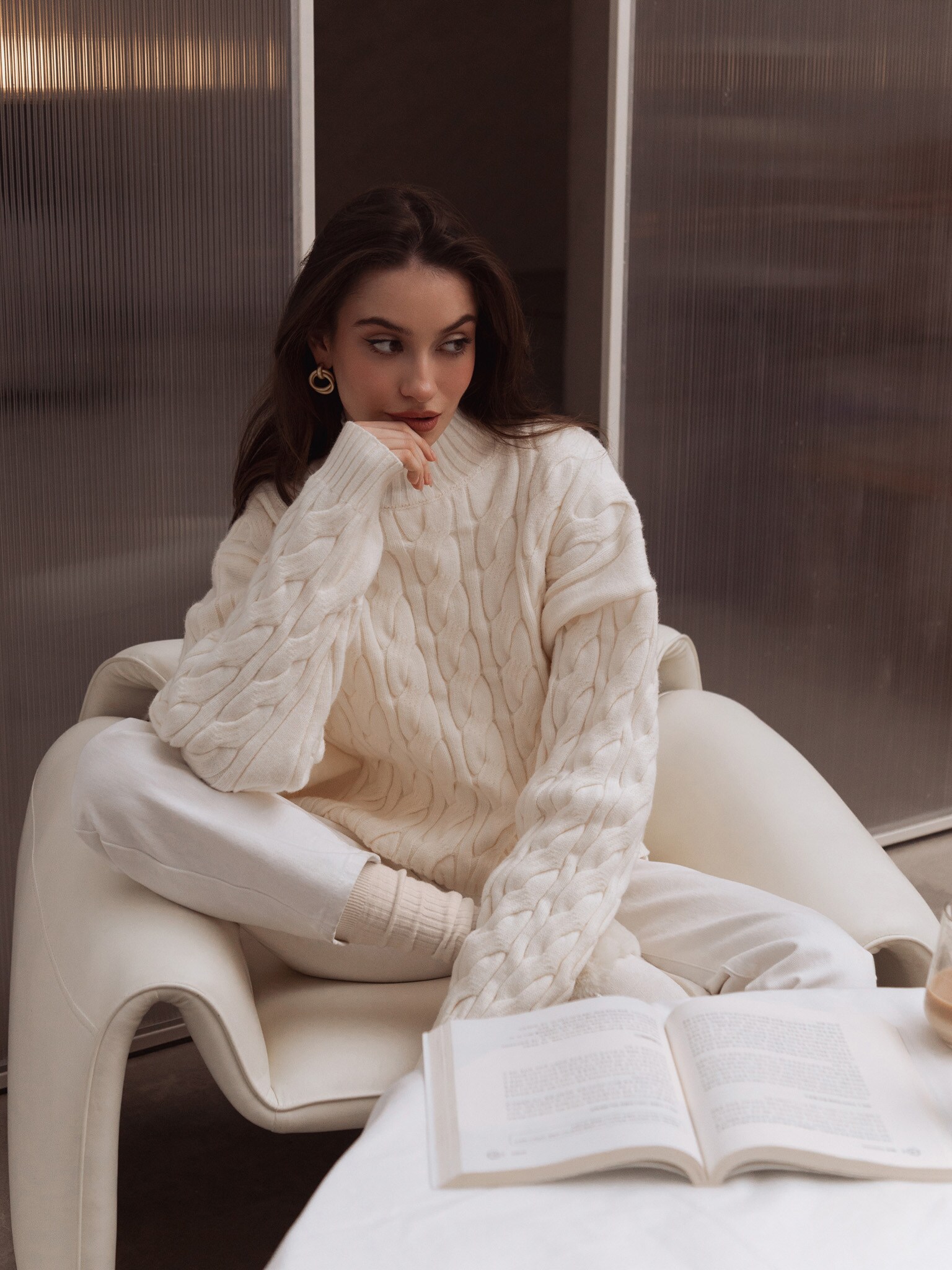 Свободный свитер вязки косами с высоким воротником