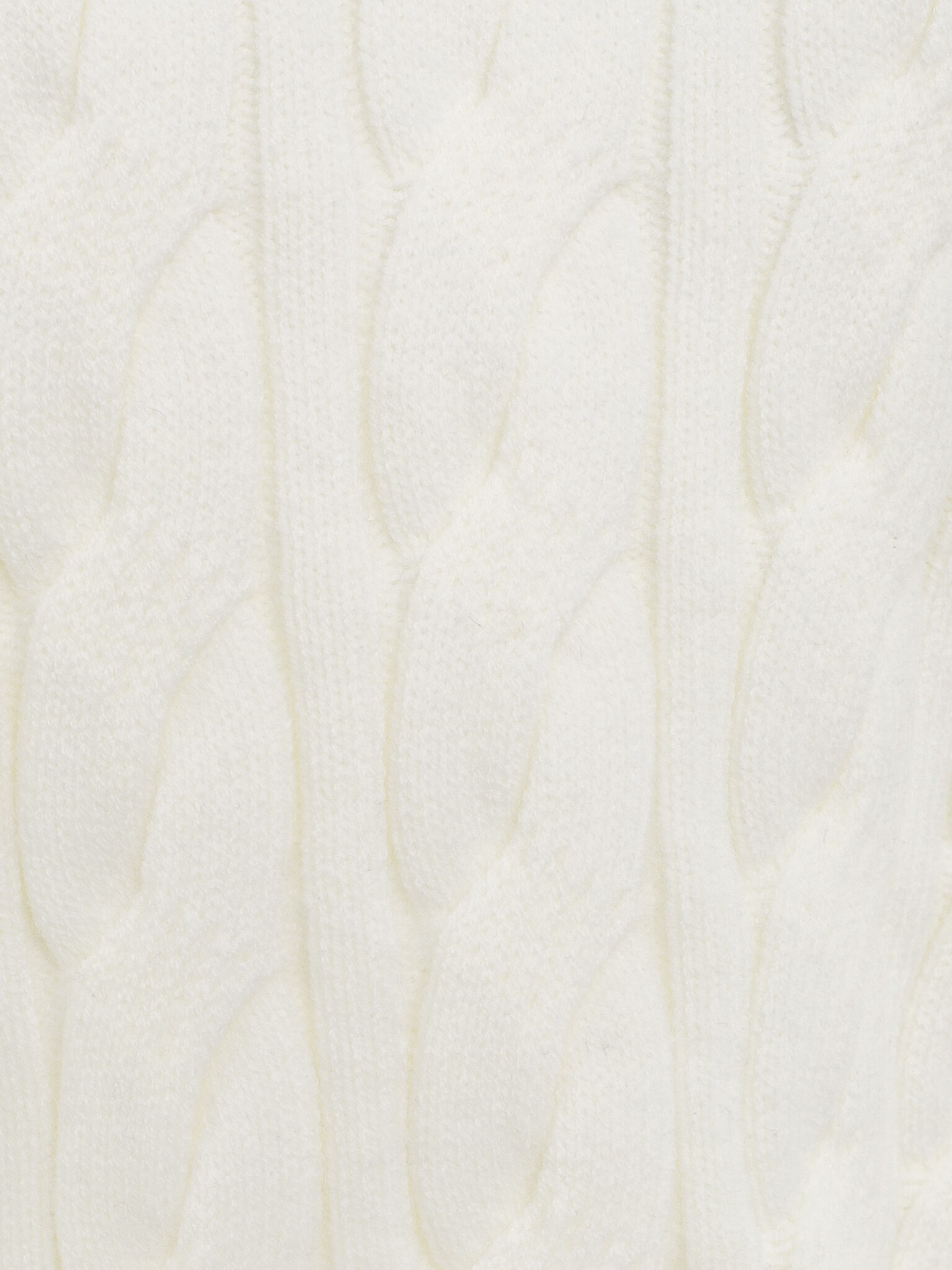 Свободный свитер вязки косами с высоким воротником