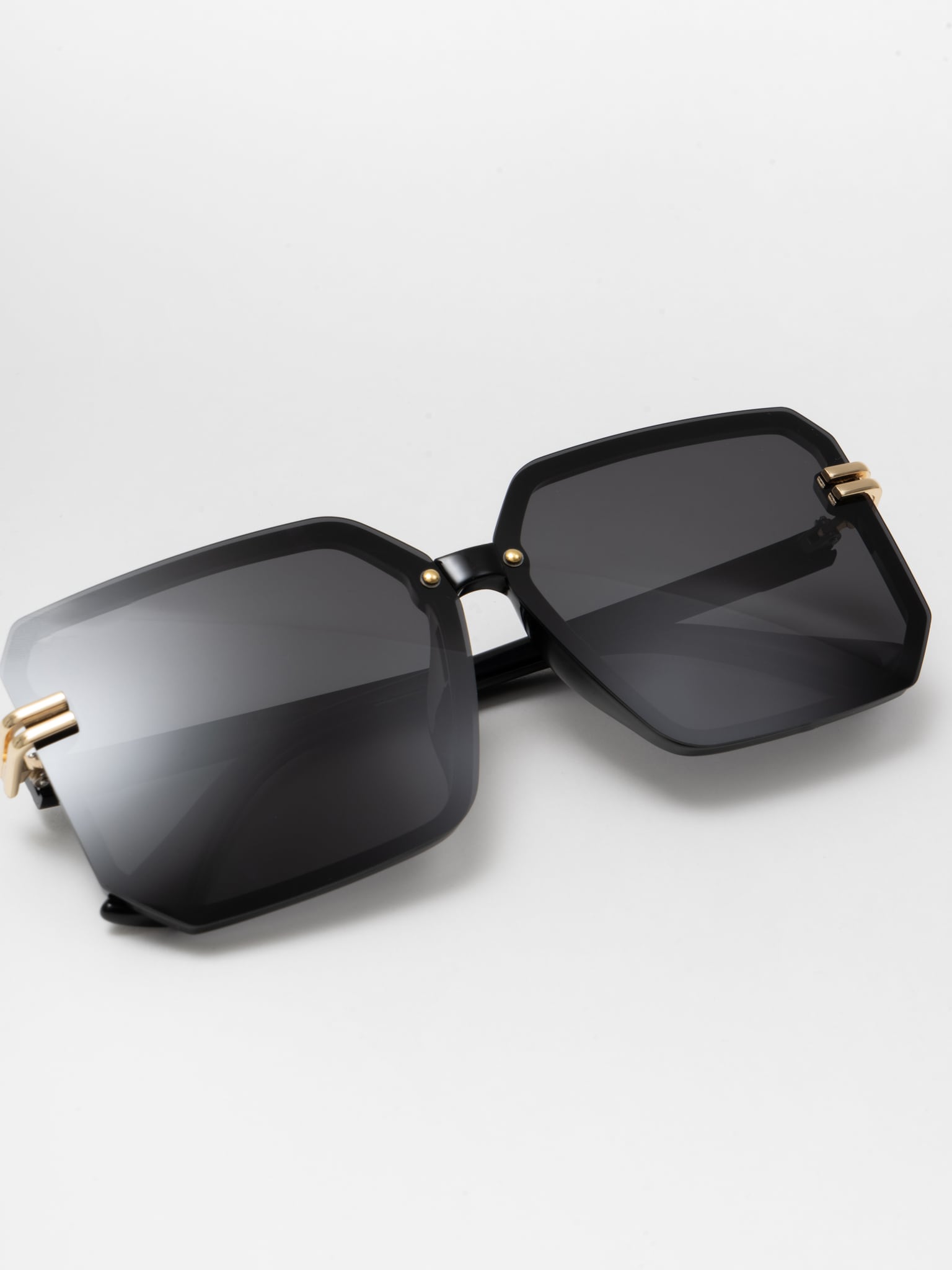 Солнцезащитные очки прямоугольной формы с металлическими вставками