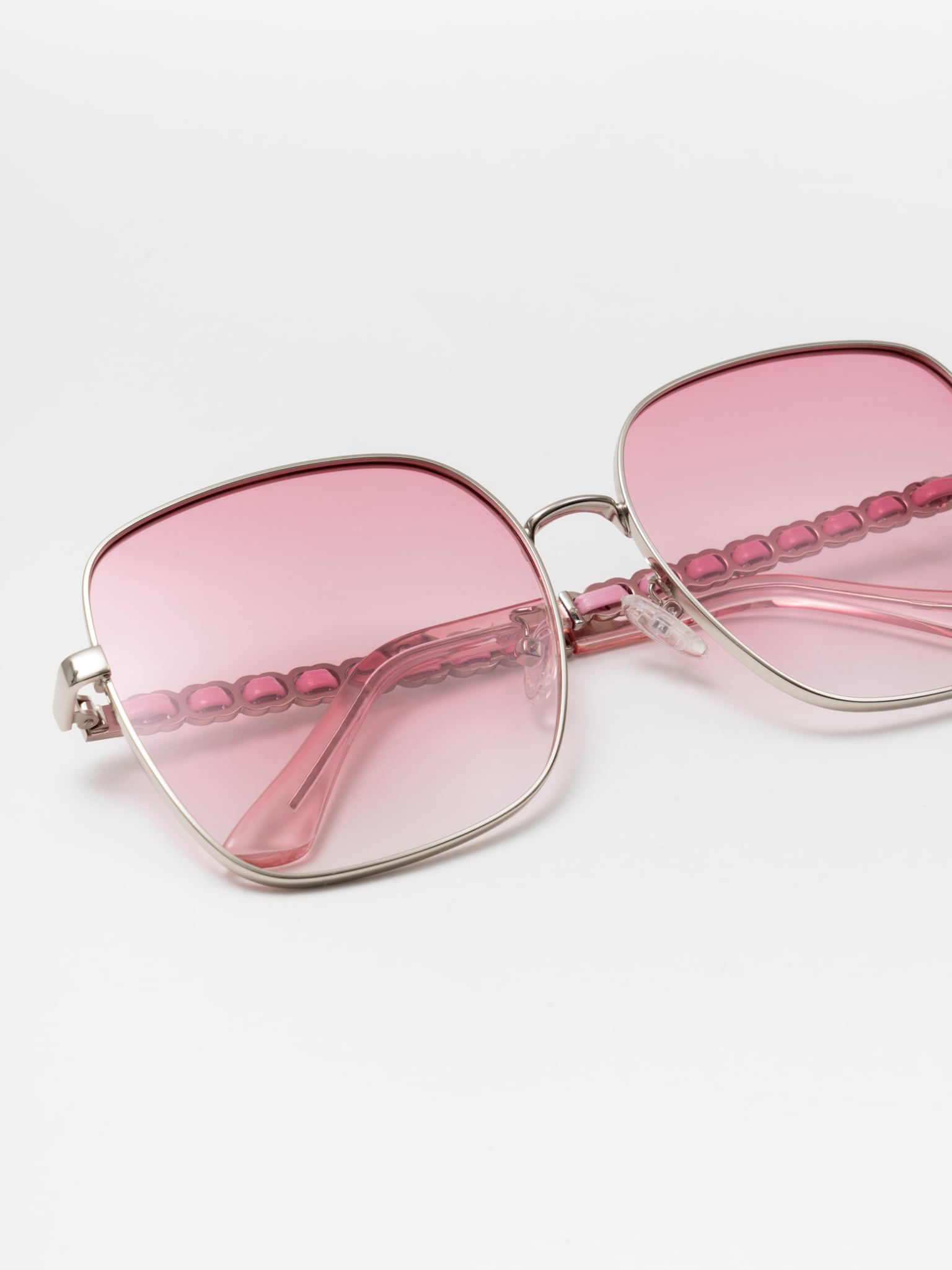 Солнцезащитные очки в металлической оправе