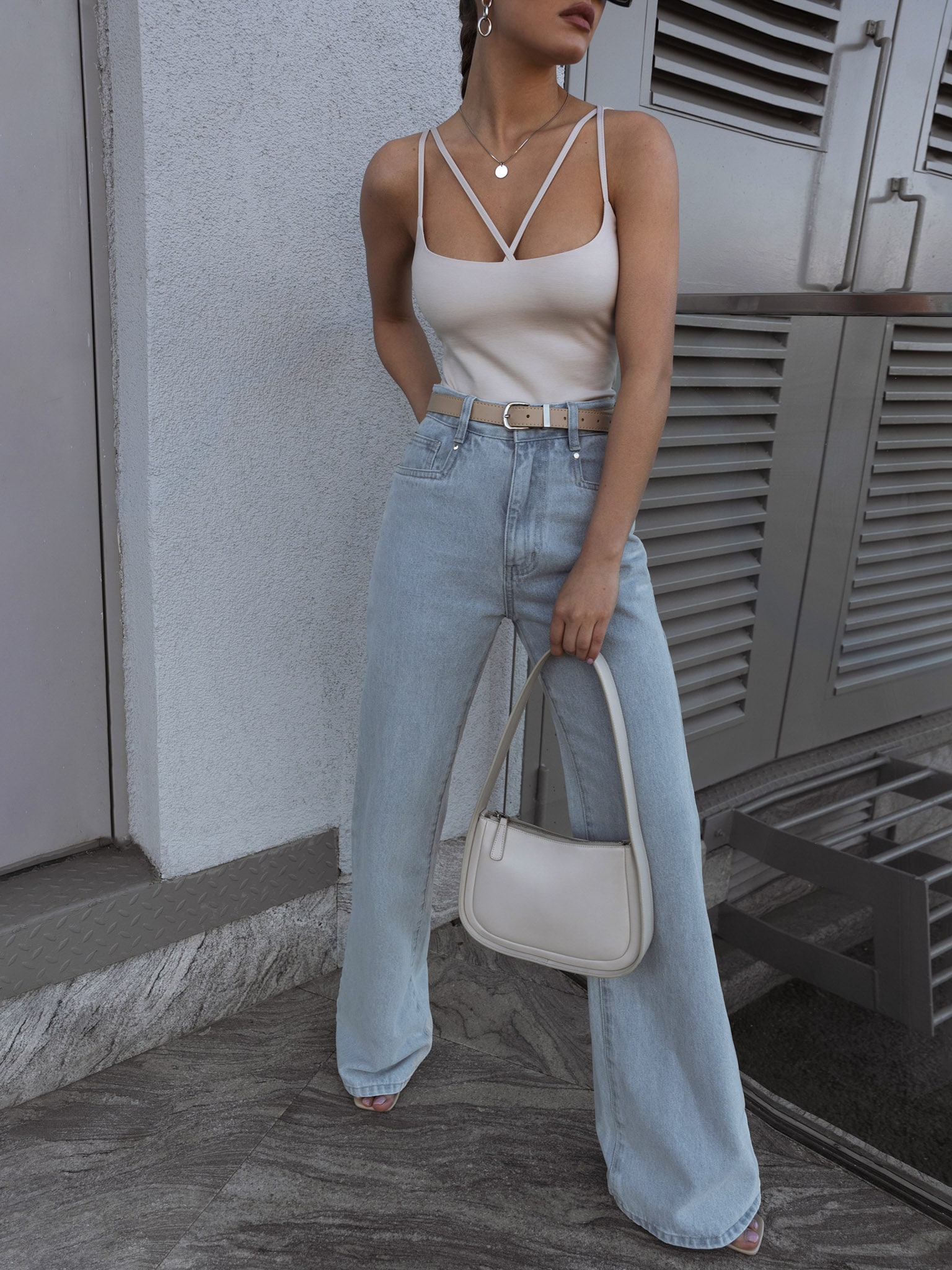 Flared-Jeans mit quadratisch geformten Taschen