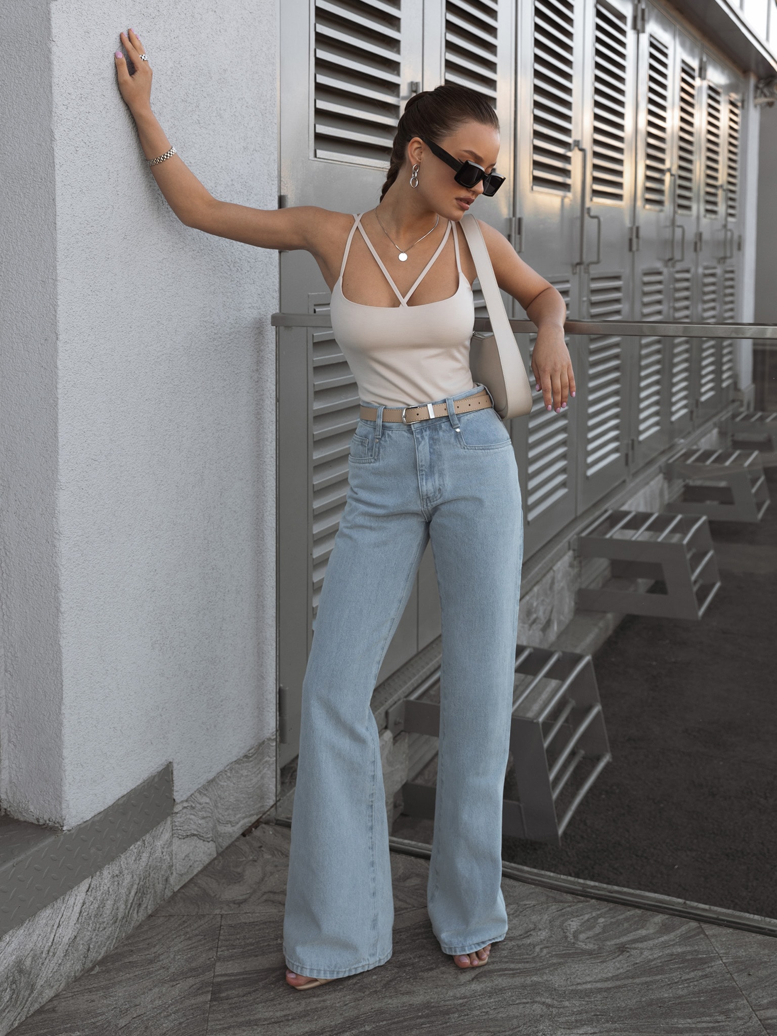 Flared-Jeans mit quadratisch geformten Taschen