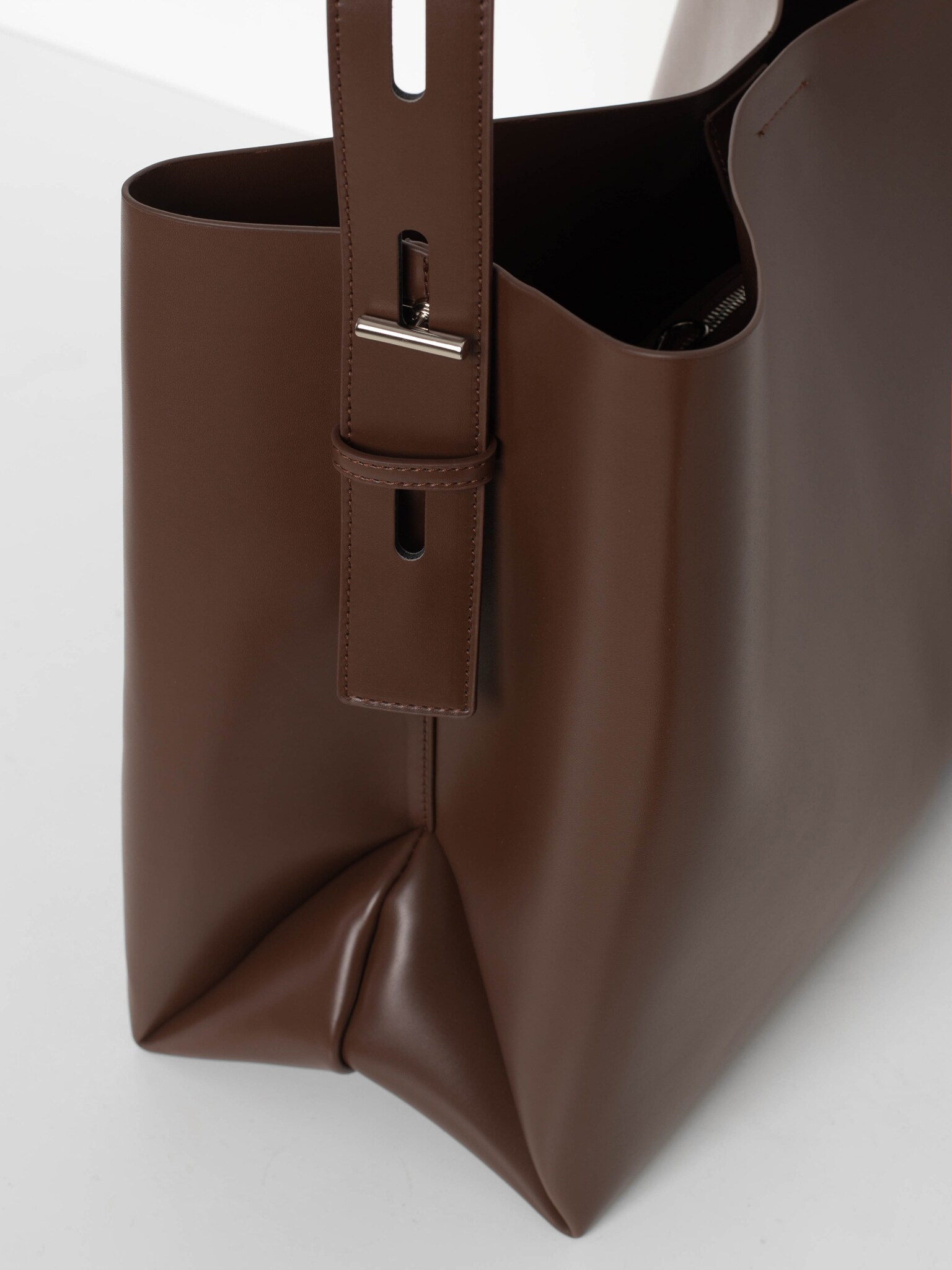 Прямоугольная сумка мягкой формы с широким ремнем