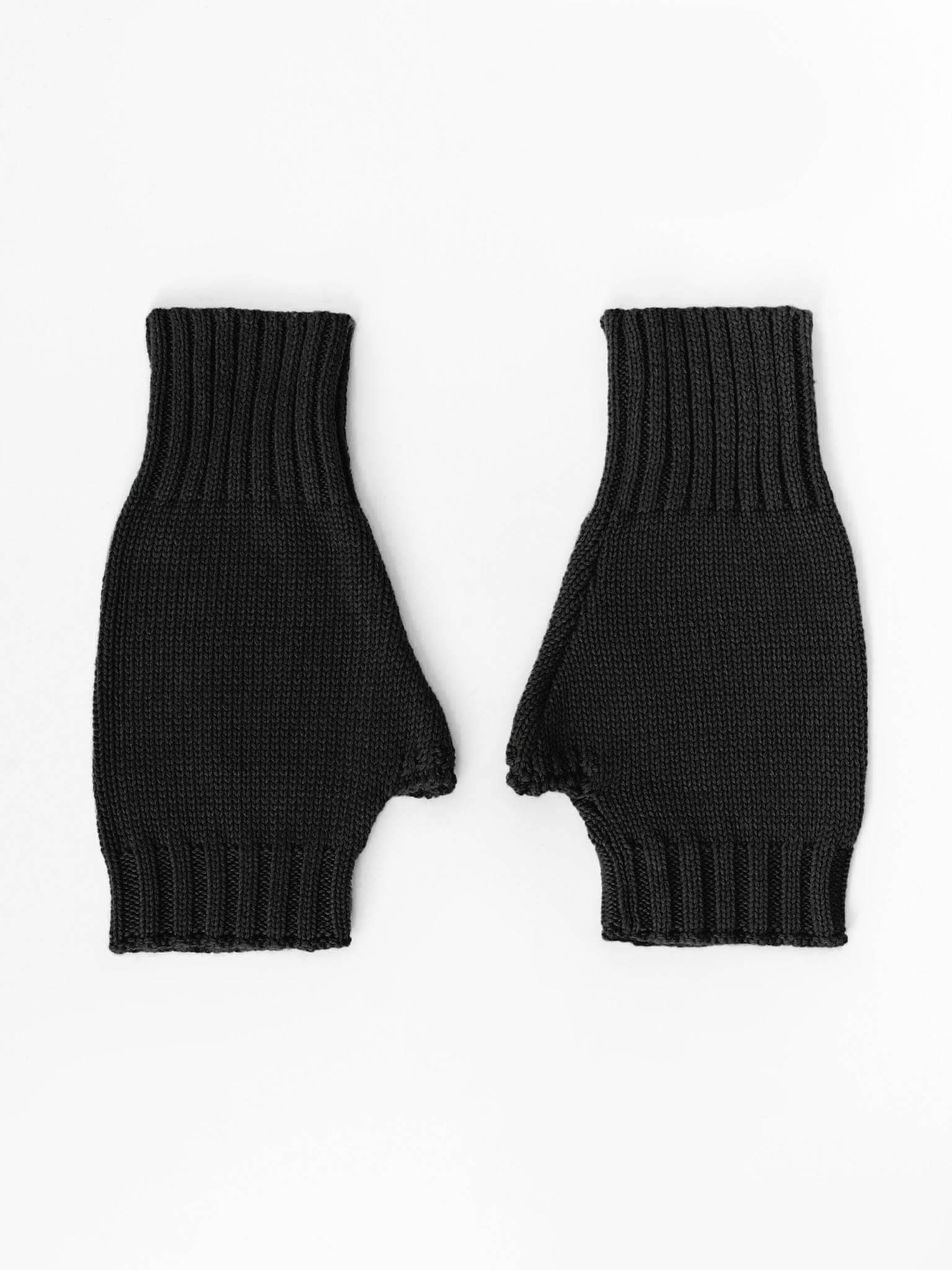 Fine-knit fingerless gloves
