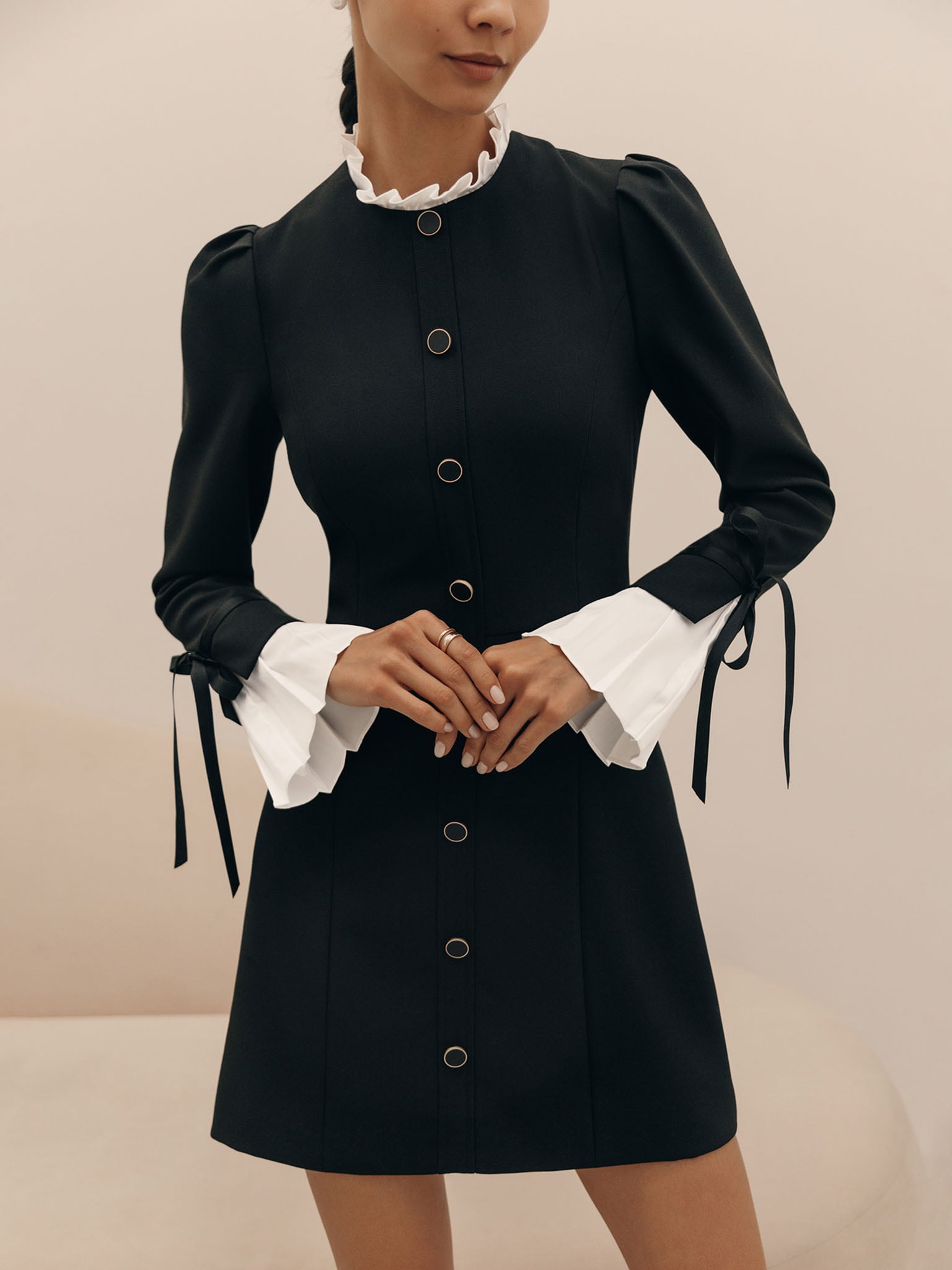 Платье мини с объемными рукавами и контрастными манжетами