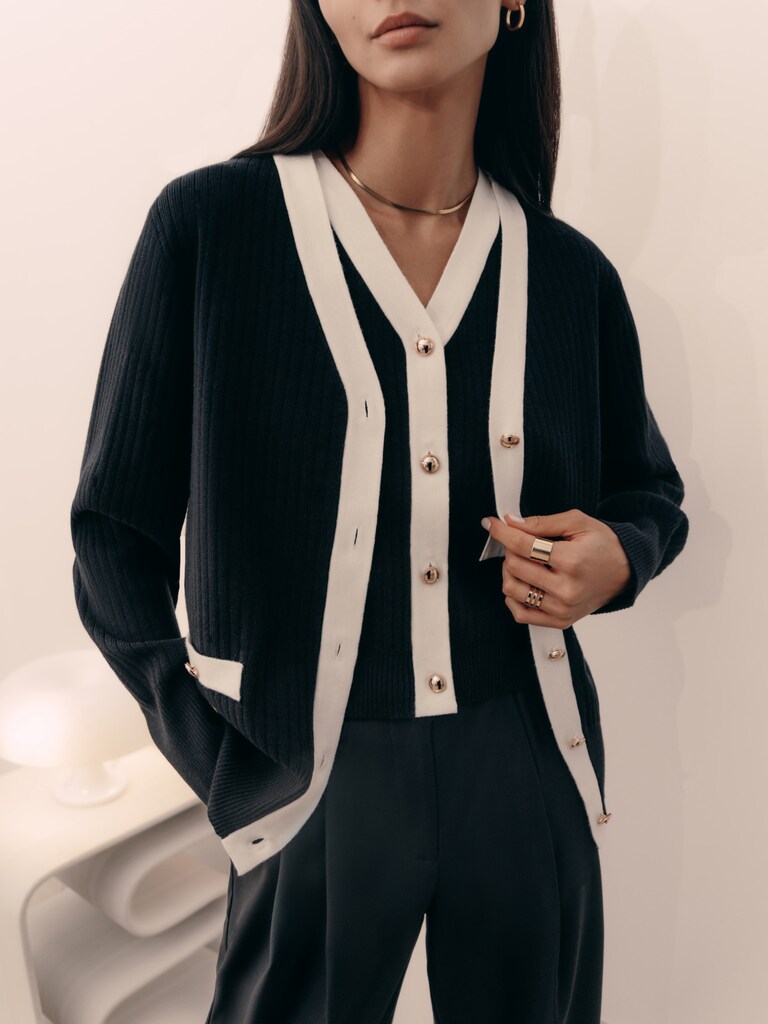 Oversized knitted vest with contrast details :: LICHI - Online