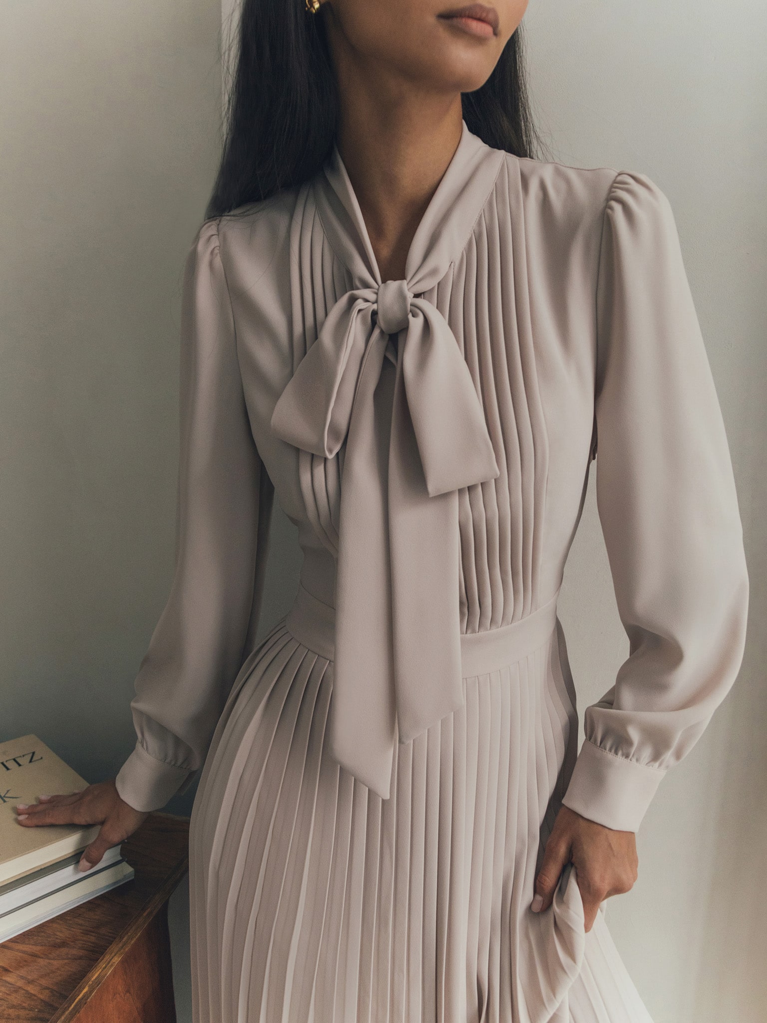 Midi dress with pleated details and bow