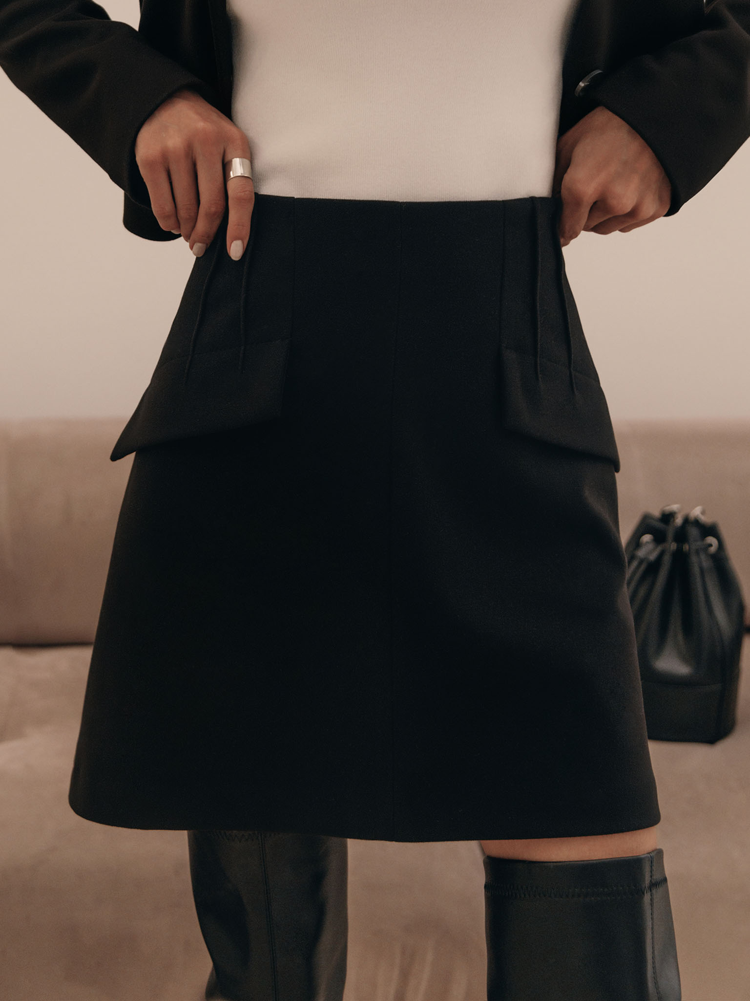 Юбка мини А-силуэта с вытачками на бедрах