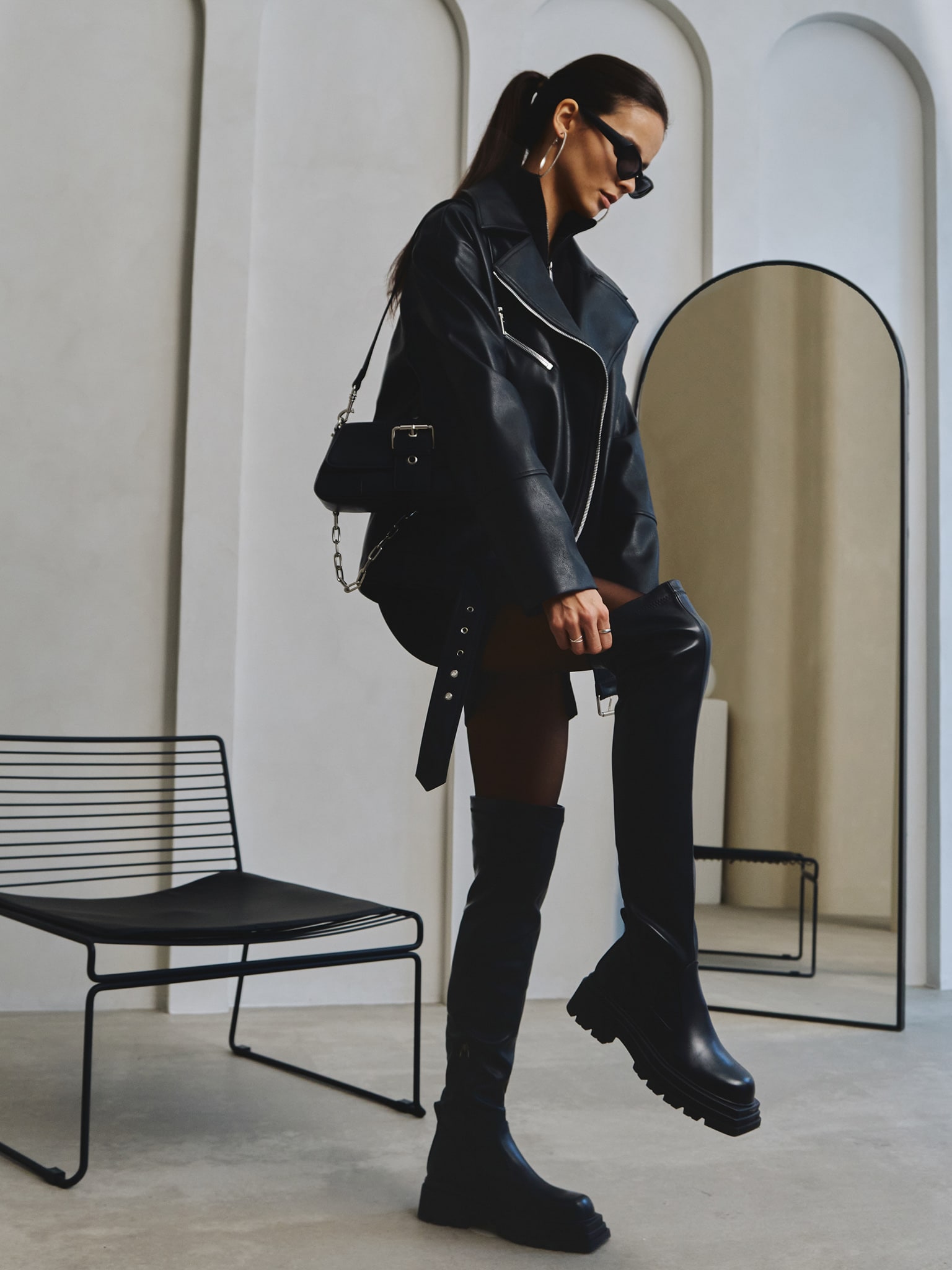 Удлиненная куртка кроя оверсайз из экокожи