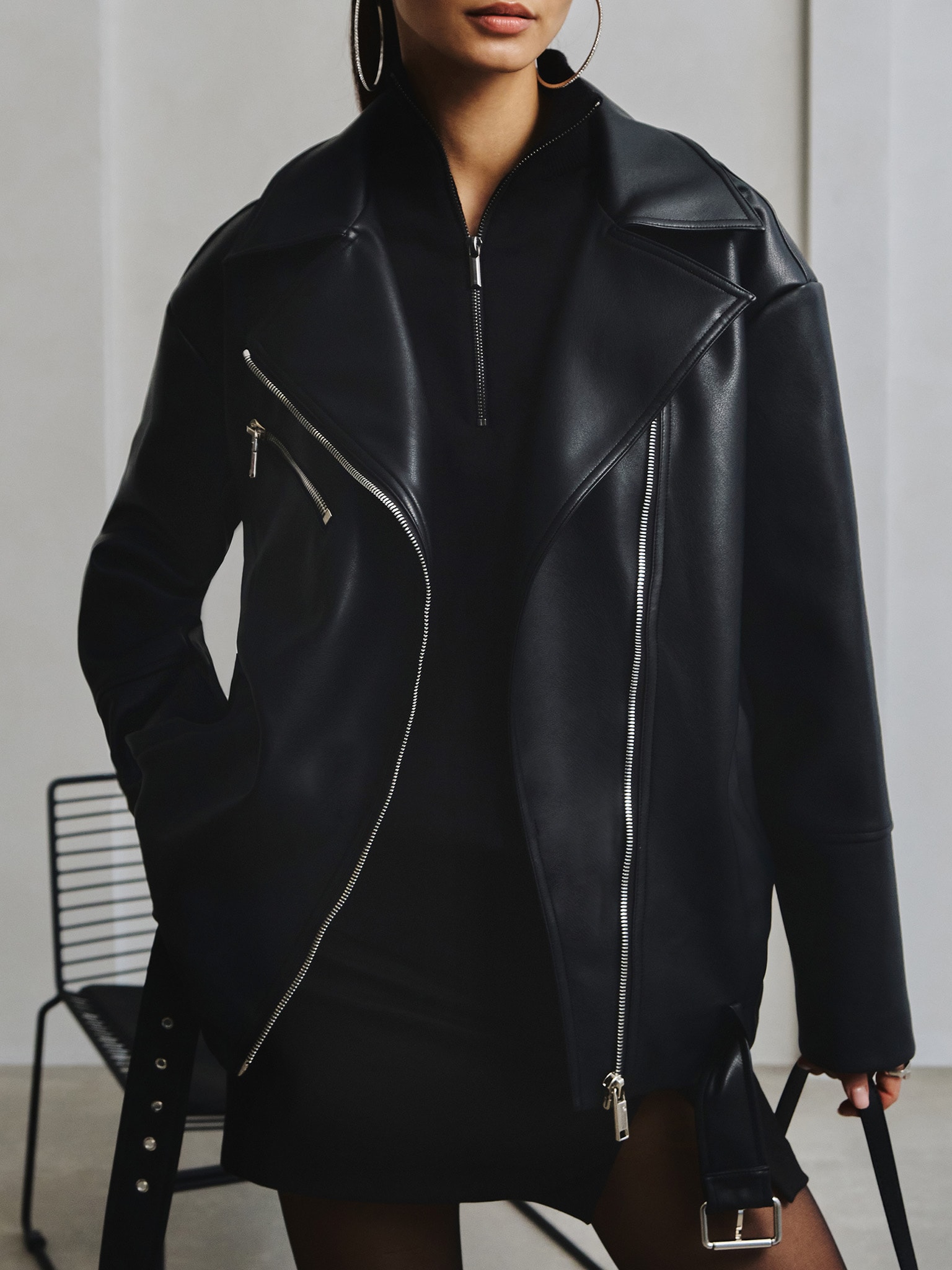 Удлиненная куртка кроя оверсайз из экокожи