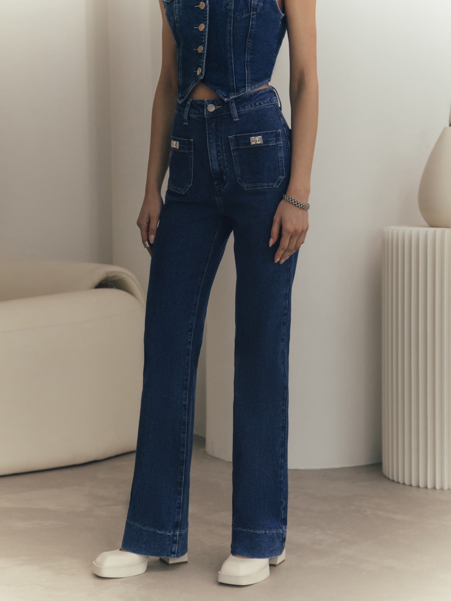 Outfit: off shoulder blouse, Levi's wedgie fit jeans and metal bauble  slippers - THE STYLING DUTCHMAN.
