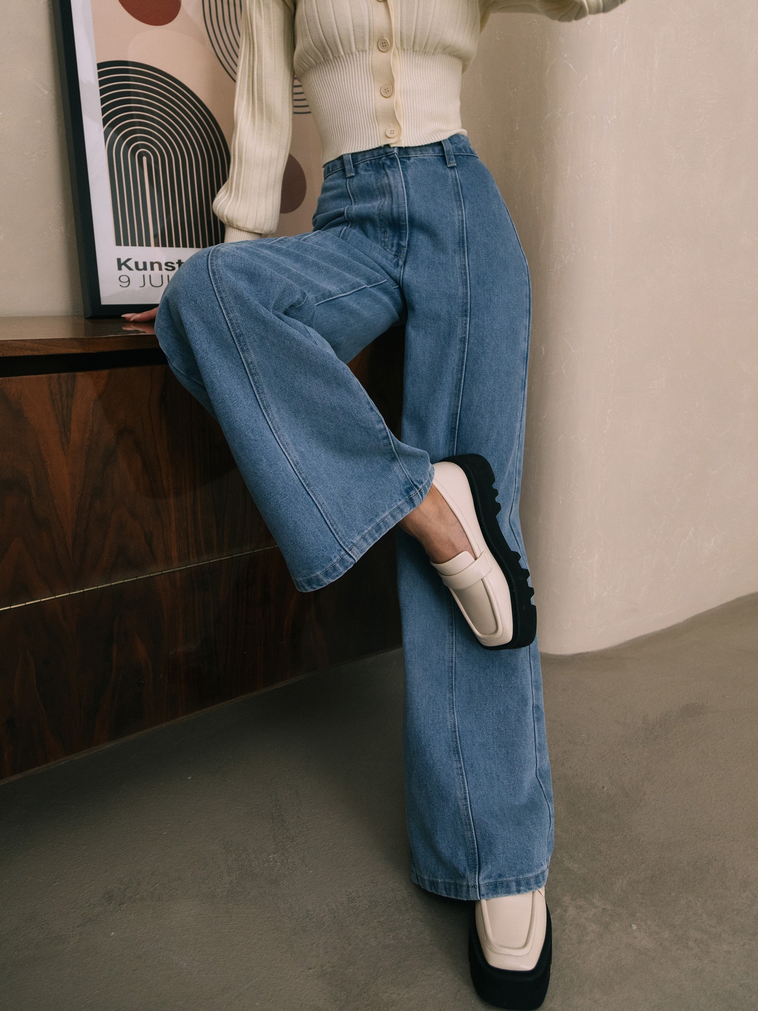 Свободные джинсы с вертикальной прострочкой