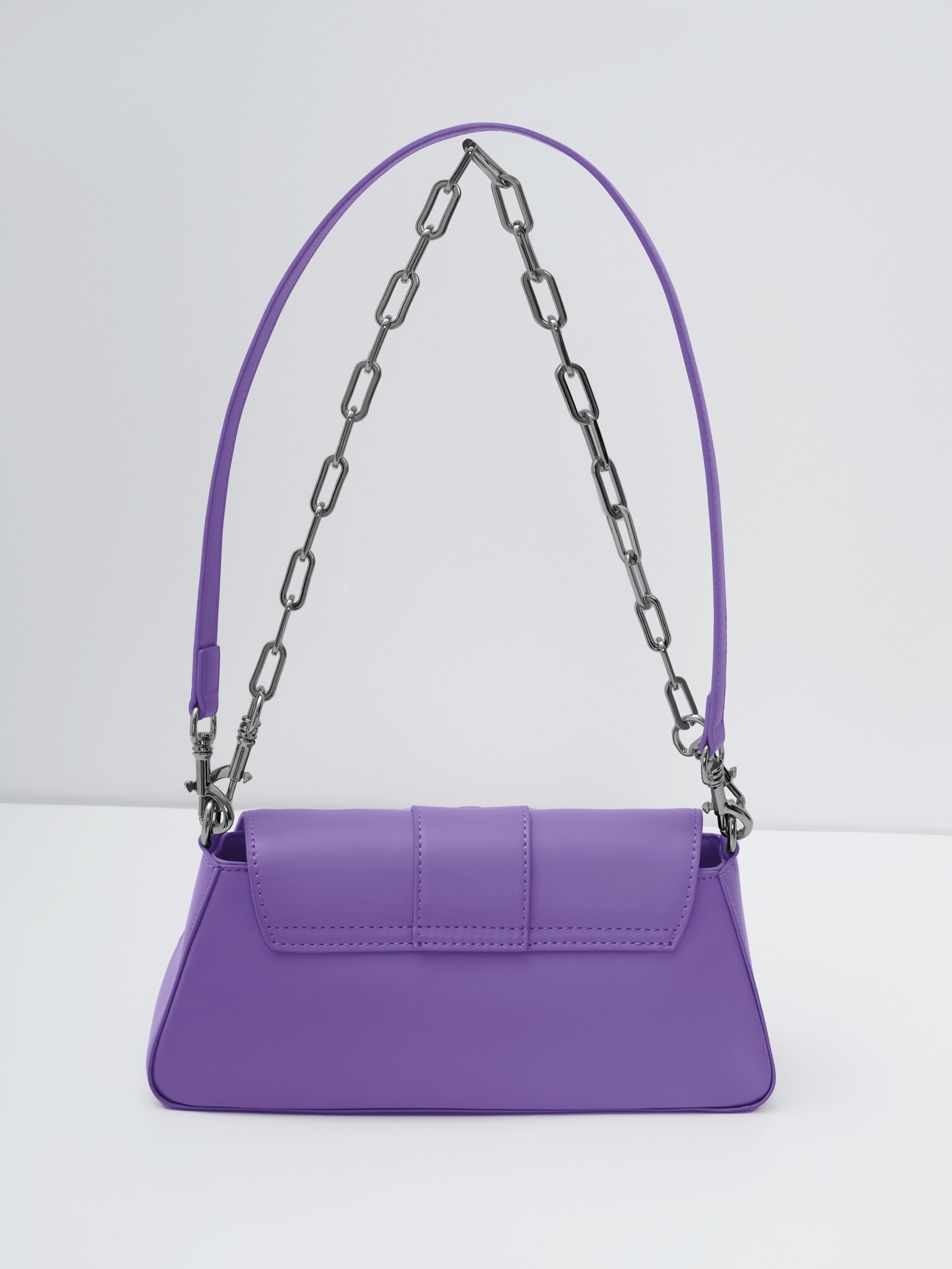 LICHI - Online fashion store :: Chain-handle baguette bag