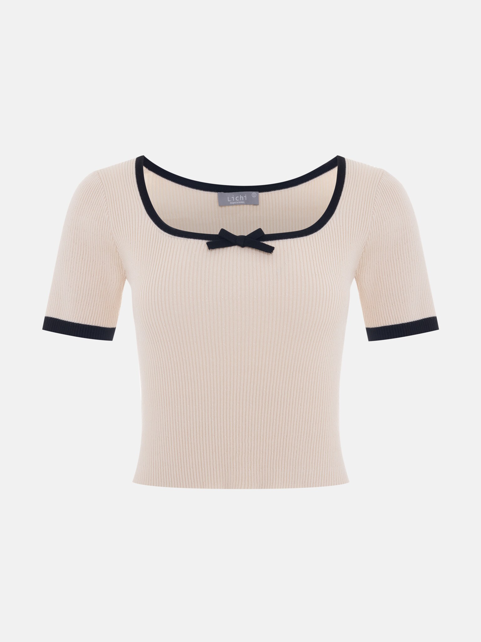 Fitted top with decor on the collar