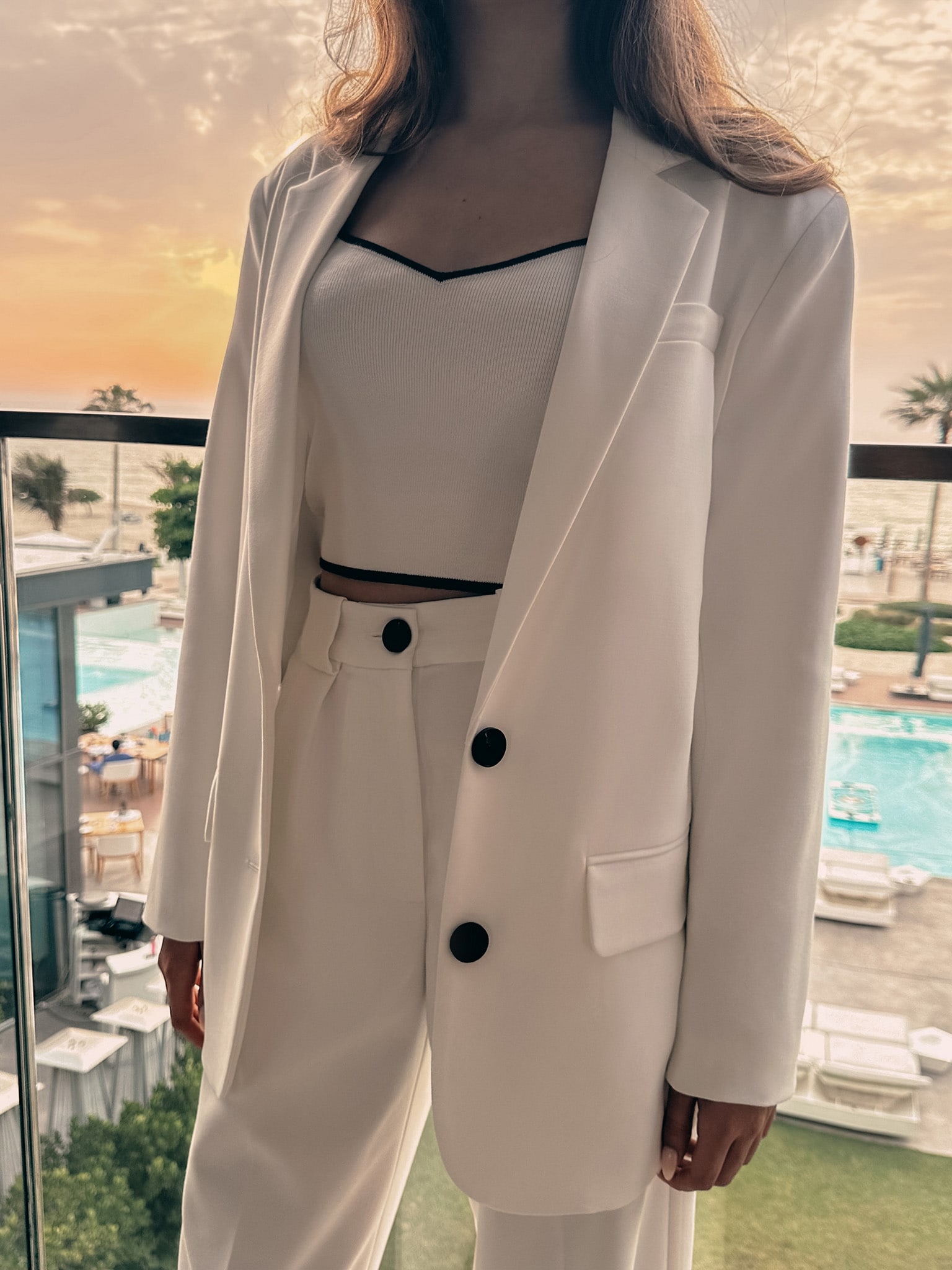 Single-breasted jacket with contrasting buttons