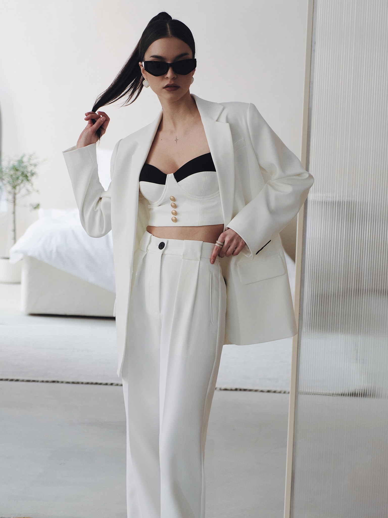 Palazzo trousers with pleats at the waist and contrasting button ...