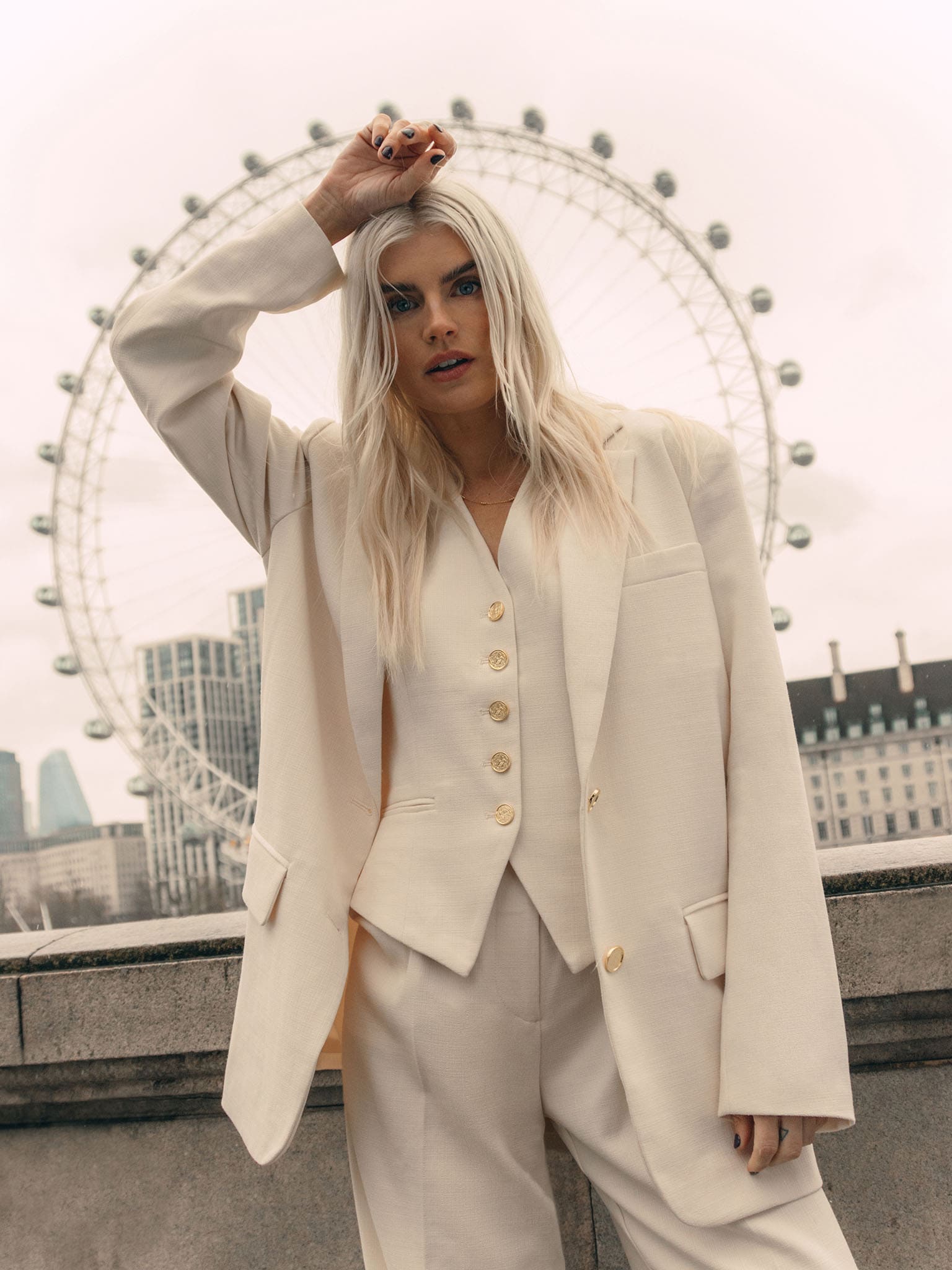 Костюмный жилет из фактурной ткани