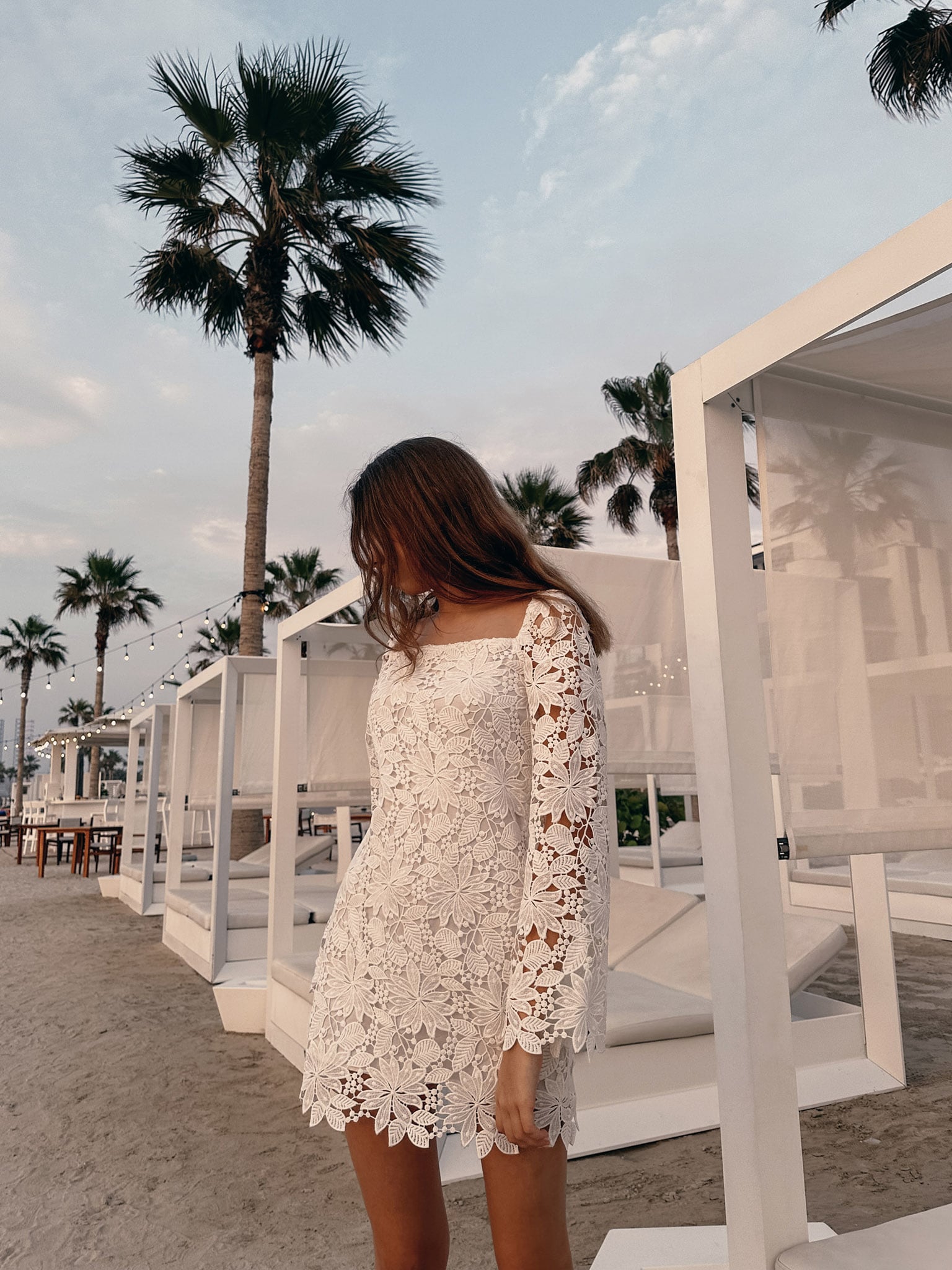 Koronkowa mini sukienka z długim rękawem