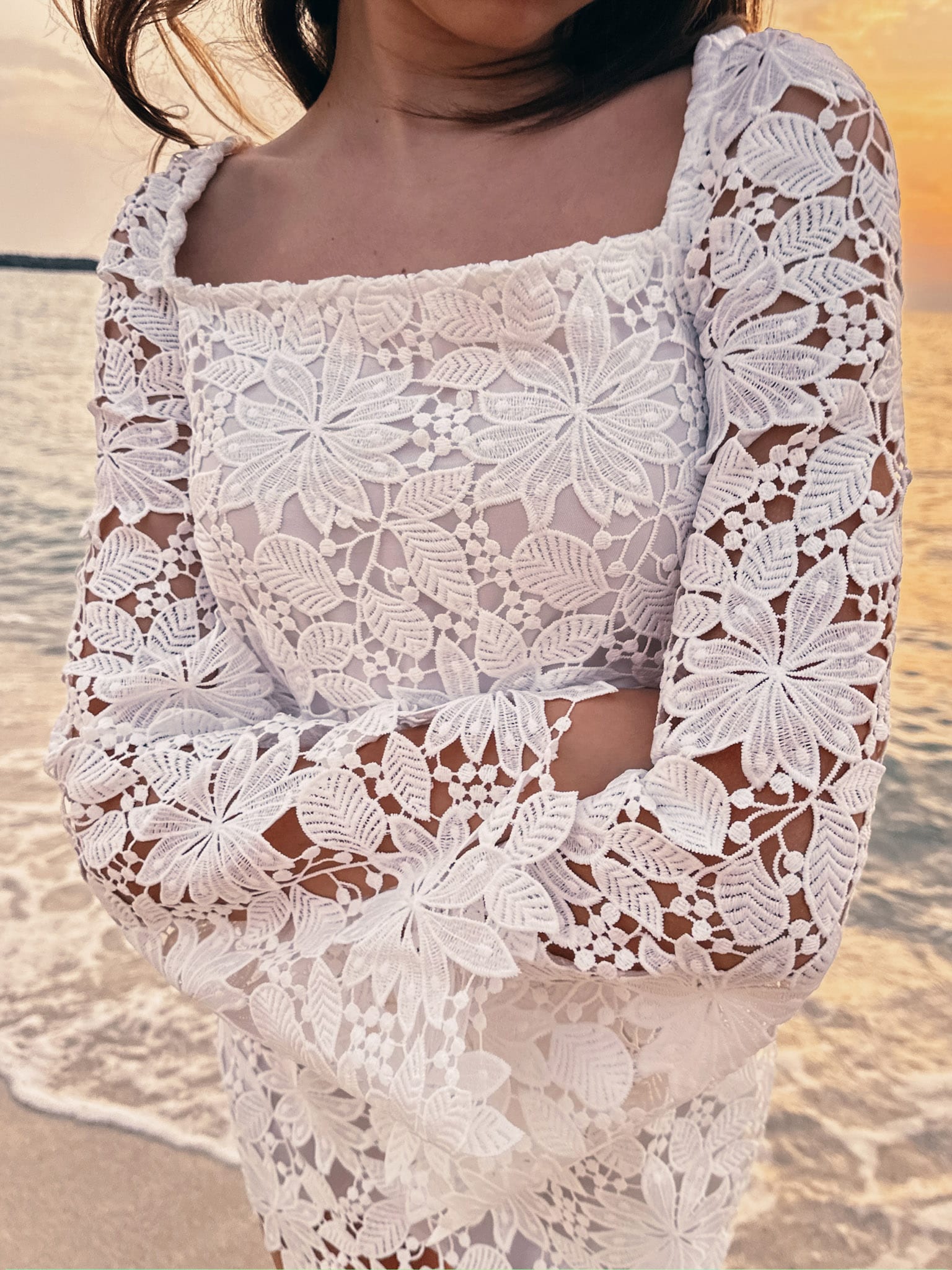 Koronkowa mini sukienka z długim rękawem