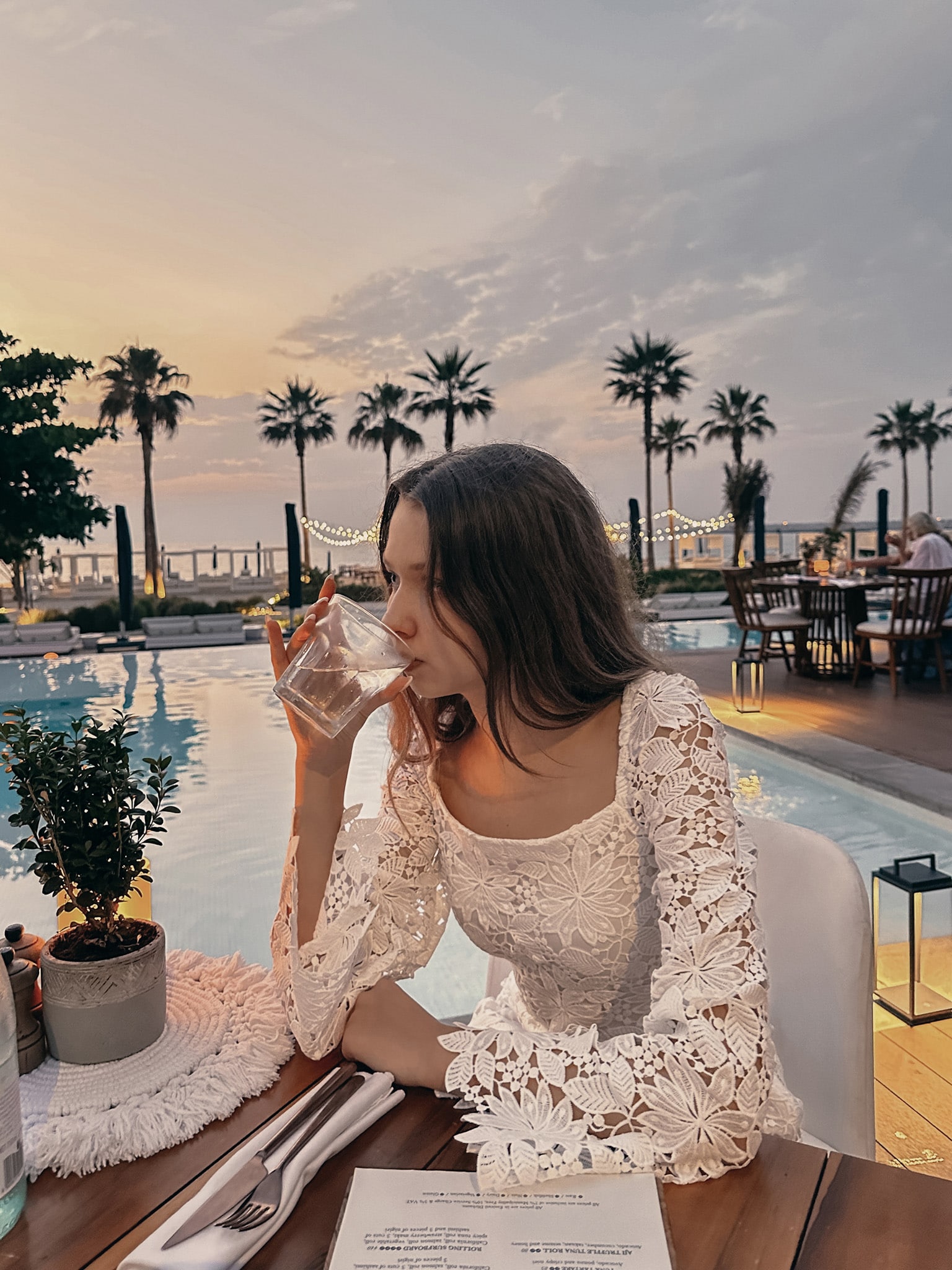 Koronkowa mini sukienka z długim rękawem