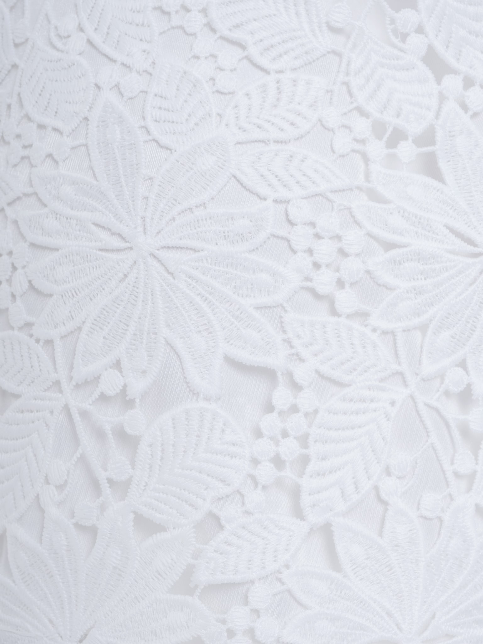 Koronkowa mini sukienka z długim rękawem