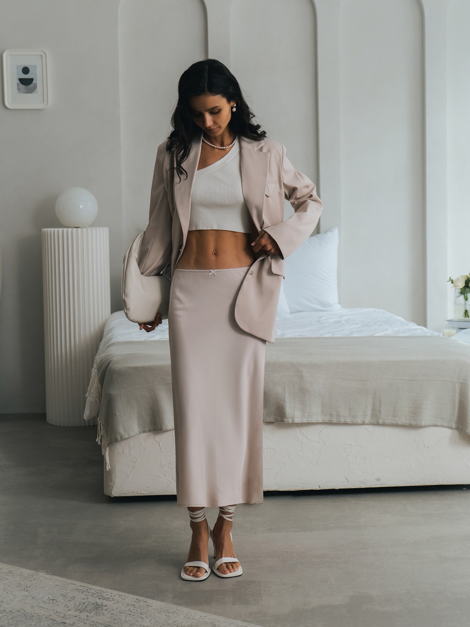 Атласная юбка макси с декором на талии