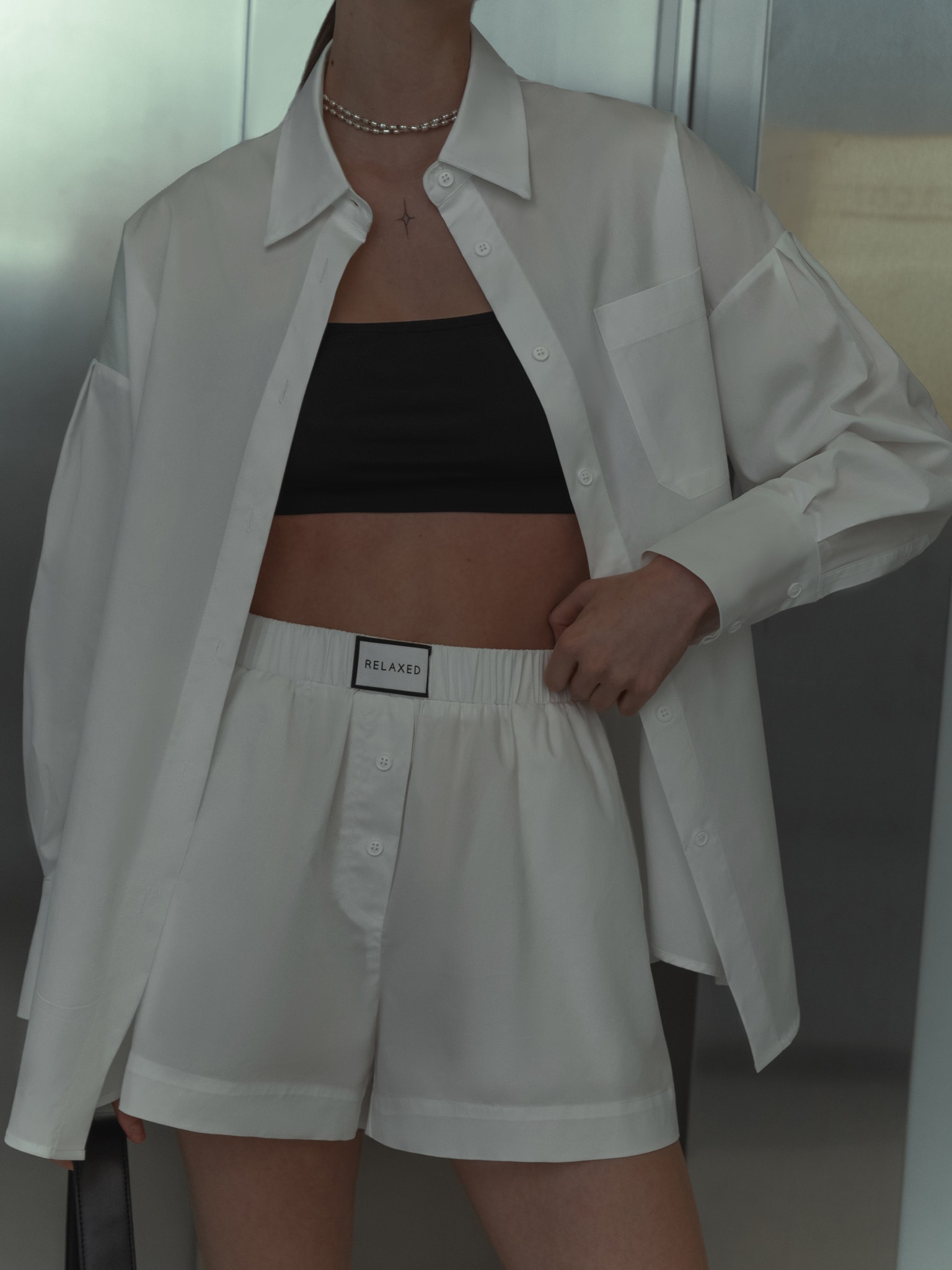 Jednokolorowa koszula o luźnym kroju