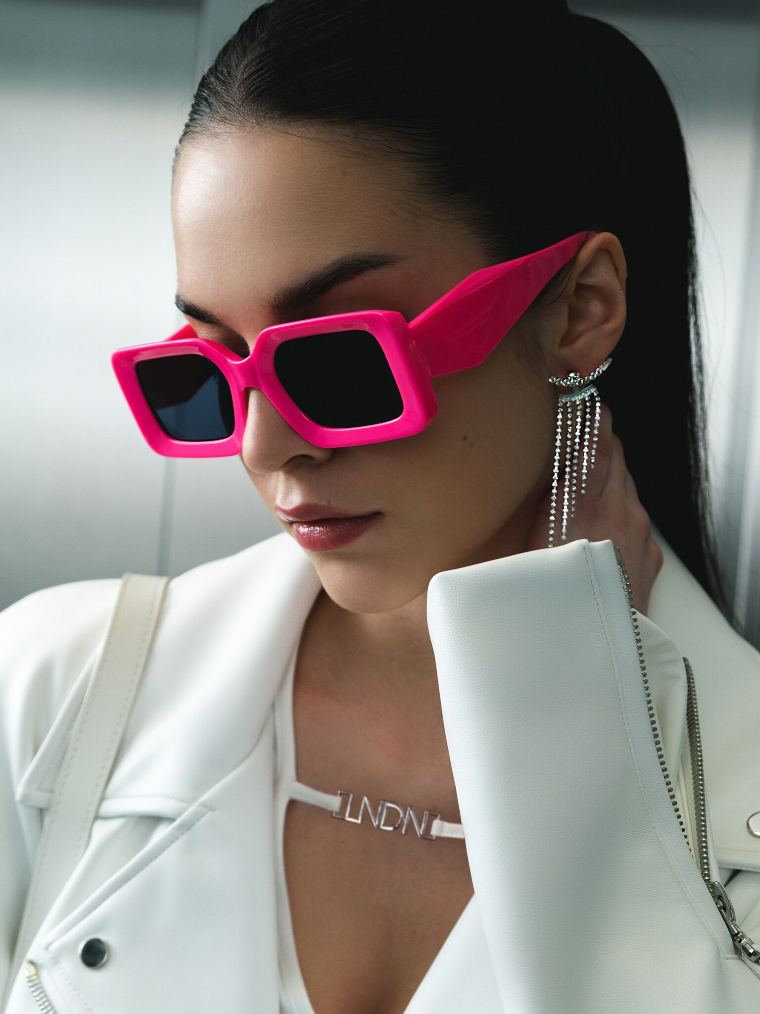 Солнцезащитные очки в геометричной пластиковой оправе