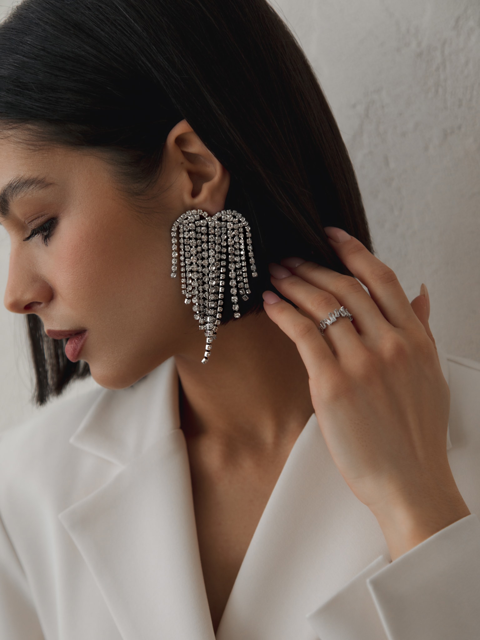 Stud earrings with heart-shaped rhinestone rows